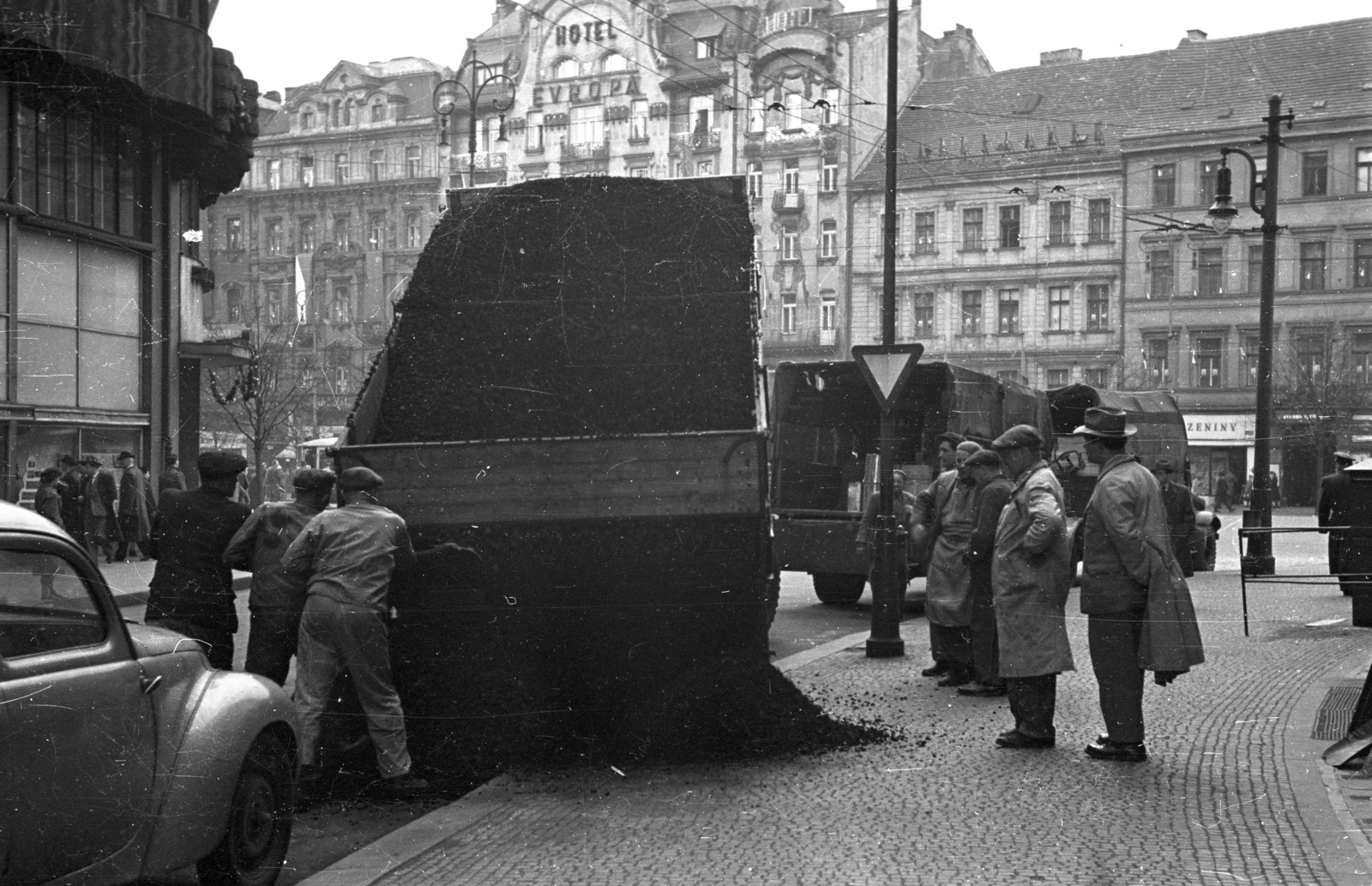 Csehország, Prága, ulice Štěpánská a Vencel térnél (Václavské námestí)., 1956, Bauer Sándor, Csehszlovákia, bámészkodás, szálloda, életkép, Fortepan #199618