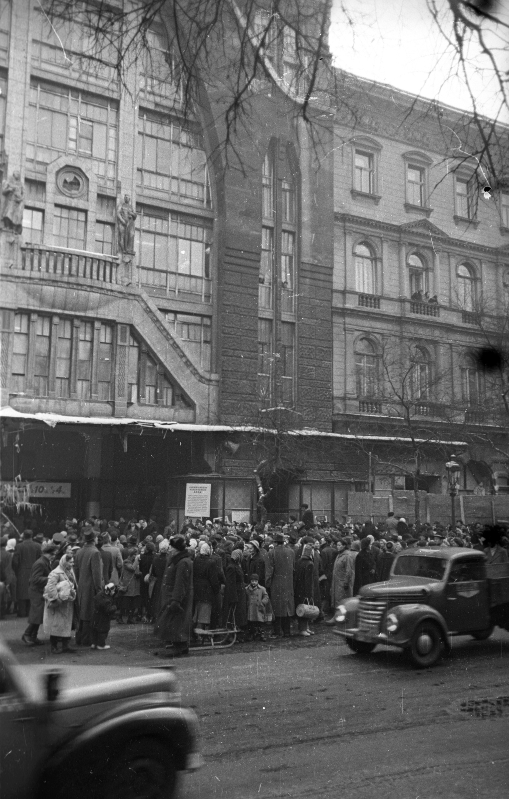 Hungary, Budapest VI., Andrássy út (Magyar Ifjúság útja) 39., a Divatcsarnok megnyitása az egykori Párisi Nagy Áruház épületében, 1957. január 2-án., 1957, Bauer Sándor, Budapest, mass, wicker bag, sledge, Fortepan #199631