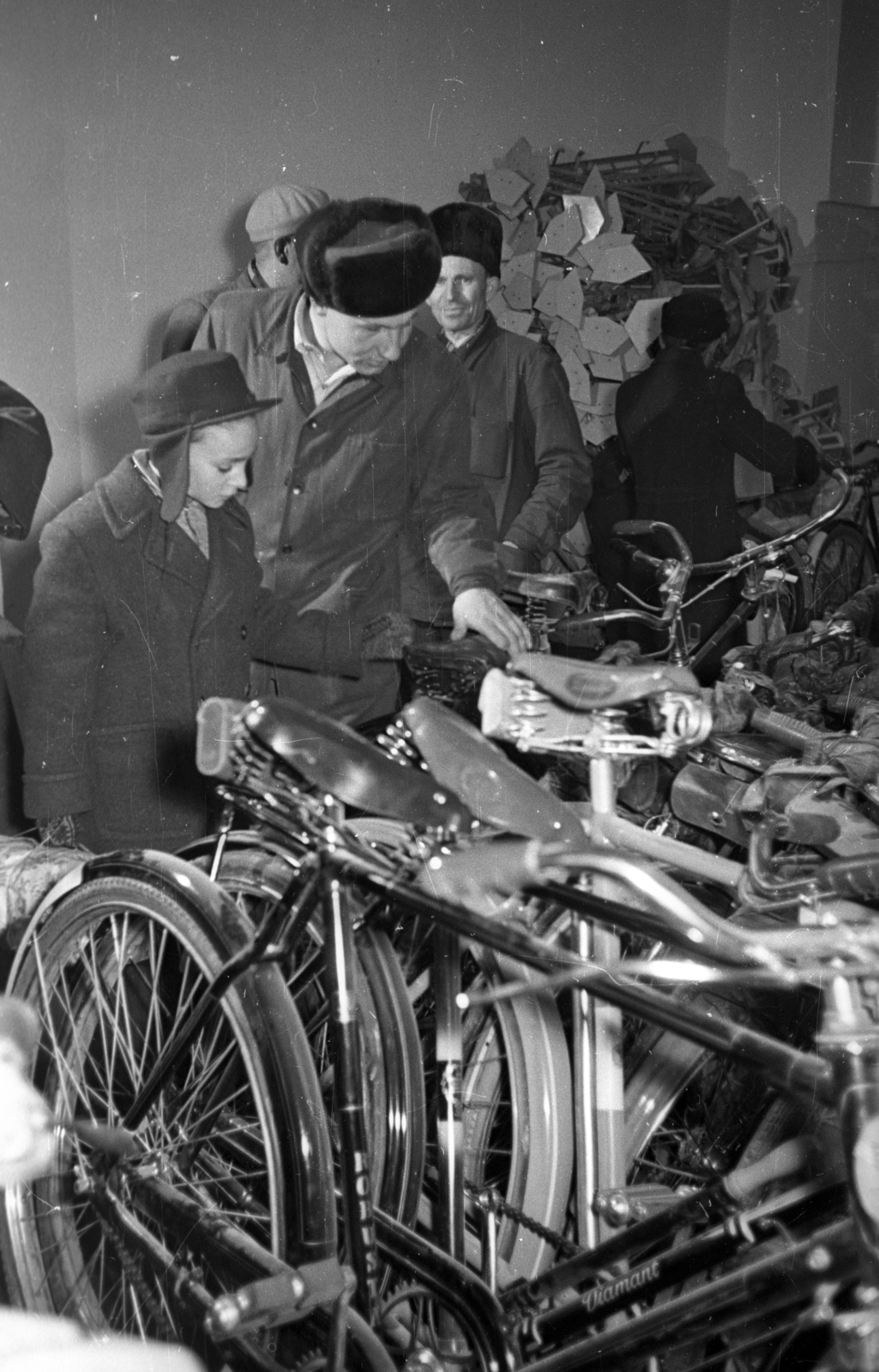 Hungary, Budapest VI., Andrássy út (Magyar Ifjúság útja) 39., a Divatcsarnok az egykori Párisi Nagy Áruház épületében, a megnyitása napján, 1957. január 2-án., 1957, Bauer Sándor, Budapest, bicycle, Fortepan #199641