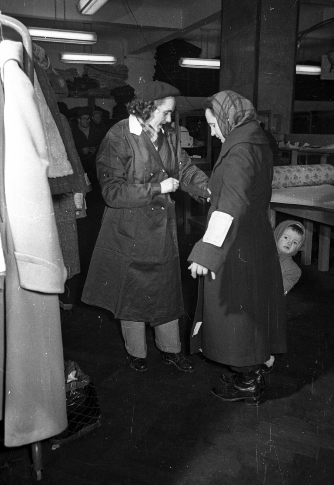 Magyarország, Budapest VI., Andrássy út (Magyar Ifjúság útja) 39., a Divatcsarnok az egykori Párisi Nagy Áruház épületében, a megnyitása napján, 1957. január 2-án., 1957, Bauer Sándor, Budapest, munkaköpeny, ruhapróba, Fortepan #199644