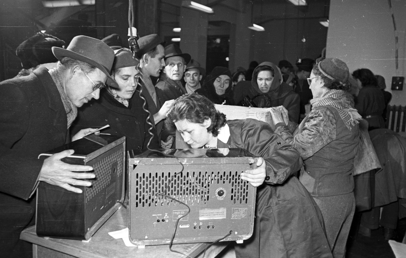 Hungary, Budapest VI., Andrássy út (Magyar Ifjúság útja) 39., a Divatcsarnok az egykori Párisi Nagy Áruház épületében, a megnyitása napján, 1957. január 2-án., 1957, Bauer Sándor, Budapest, shopping, vendor, appliance store, Fortepan #199645