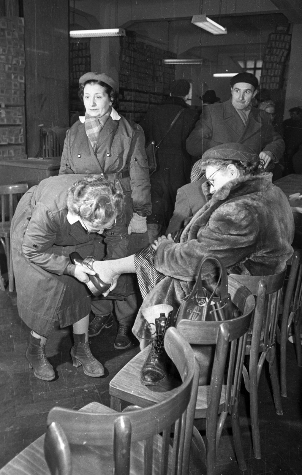 Magyarország, Budapest VI., Andrássy út (Magyar Ifjúság útja) 39., a Divatcsarnok az egykori Párisi Nagy Áruház épületében, a megnyitása napján, 1957. január 2-án., 1957, Bauer Sándor, Budapest, cipőbolt, Fortepan #199647