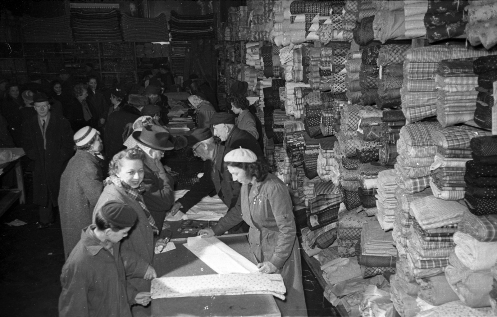 Magyarország, Budapest VI., Andrássy út (Magyar Ifjúság útja) 39., a Divatcsarnok az egykori Párisi Nagy Áruház épületében, a megnyitása napján, 1957. január 2-án., 1957, Bauer Sándor, textilipar, rövidáru, Budapest, Fortepan #199649