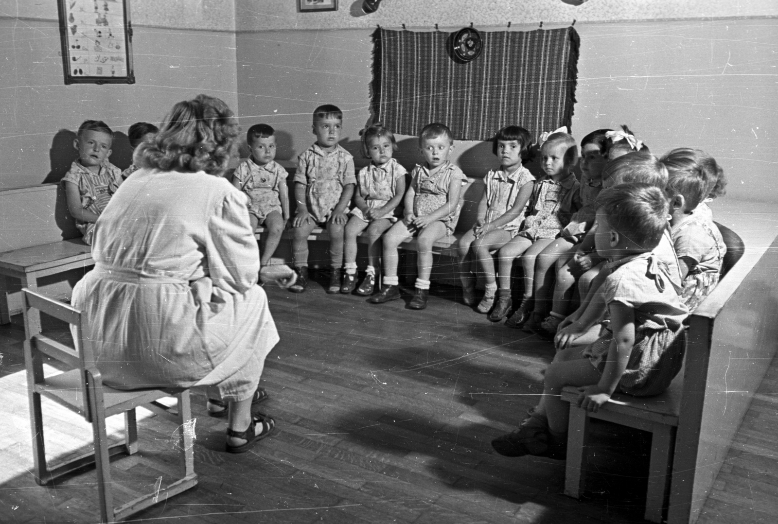Hungary, Budapest XIV., Cházár András utca, Postás óvoda., 1957, Bauer Sándor, Budapest, back, kids, wall hangings, Fortepan #199652