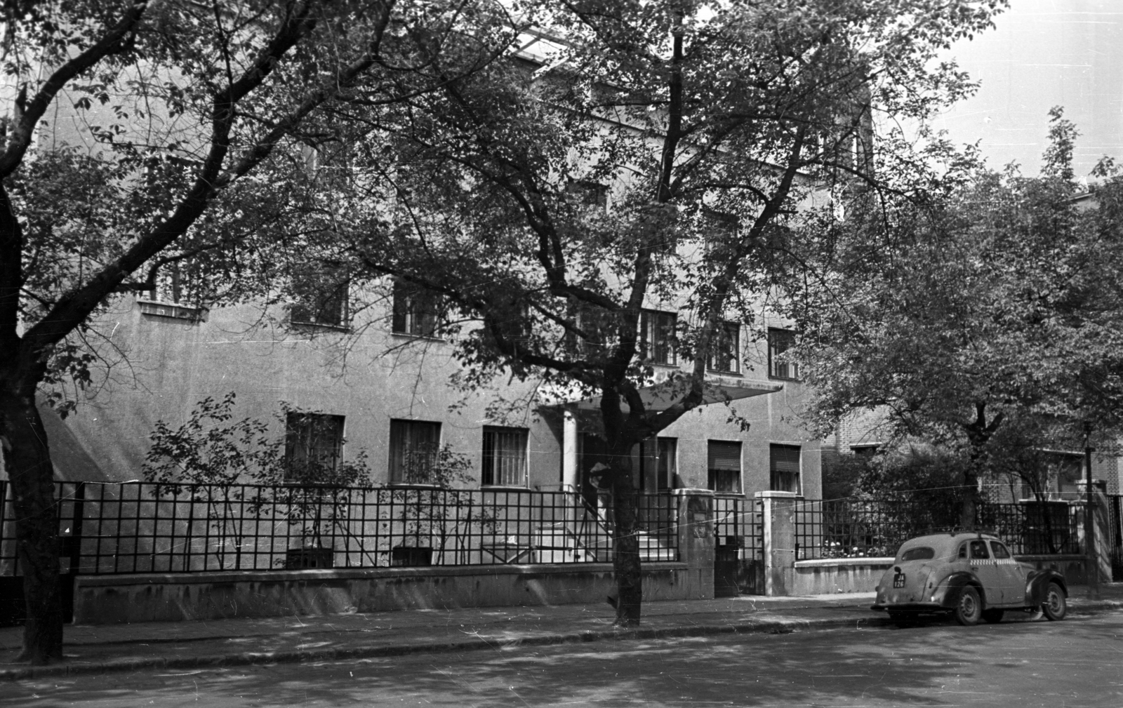 Hungary, Budapest XIV., Cházár András utca 6., Postás Nyugdíjas Otthon., 1957, Bauer Sándor, Budapest, taxicab, Fortepan #199654