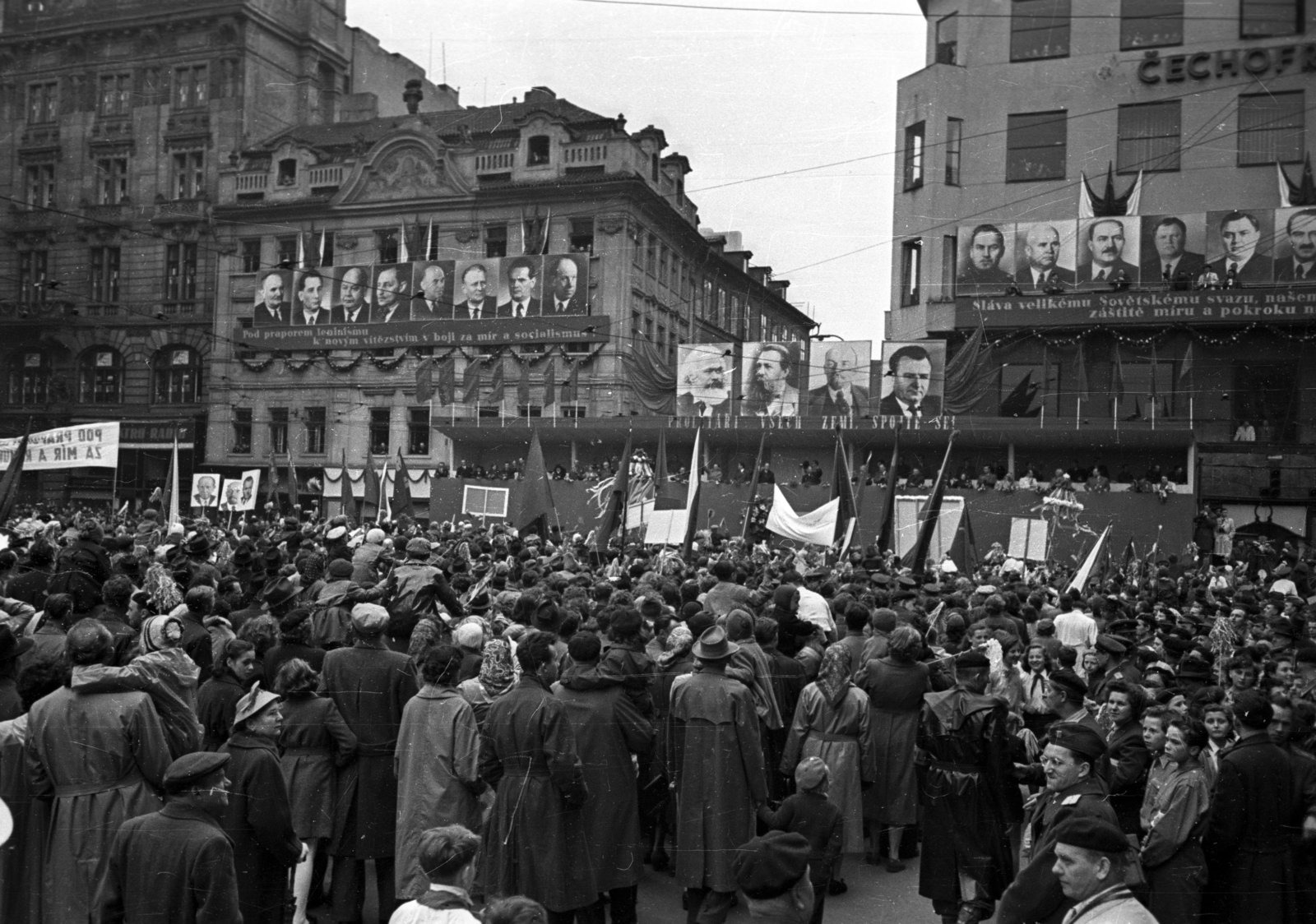 Czech Republik, Prague, Vencel tér (Václavské námestí), május 1- i felvonulók a dísztribün előtt., 1956, Bauer Sándor, march, political decoration, Lenin-portrayal, Czech sign, Friedrich Engels-portrayal, Karl Marx-portrayal, Fortepan #199659