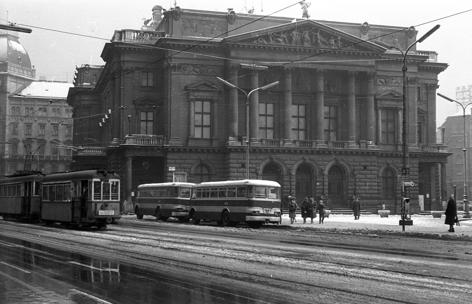 Magyarország, Budapest VIII.,Budapest VII., Blaha Lujza tér a Rákóczi útról nézve, szemben a Nemzeti Színház., 1963, Bernhardt, Ikarus 620/630, Fővárosi Autóbusz üzem, Budapest, Fortepan #199696