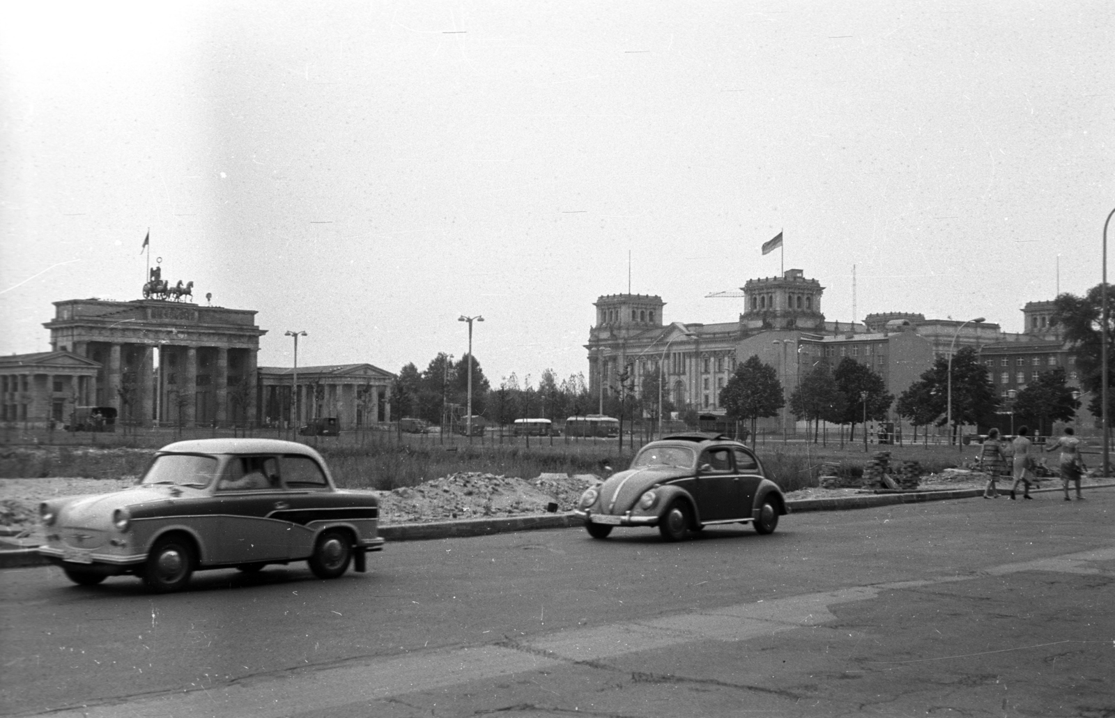 Germany, Berlin, Kelet-Berlin, Pariser Platz, balra a Brandenburgi kapu, jobbra a Reichstag., 1962, Bernhardt, GDR, East-Berlin, Volkswagen Beetle, Fortepan #199697