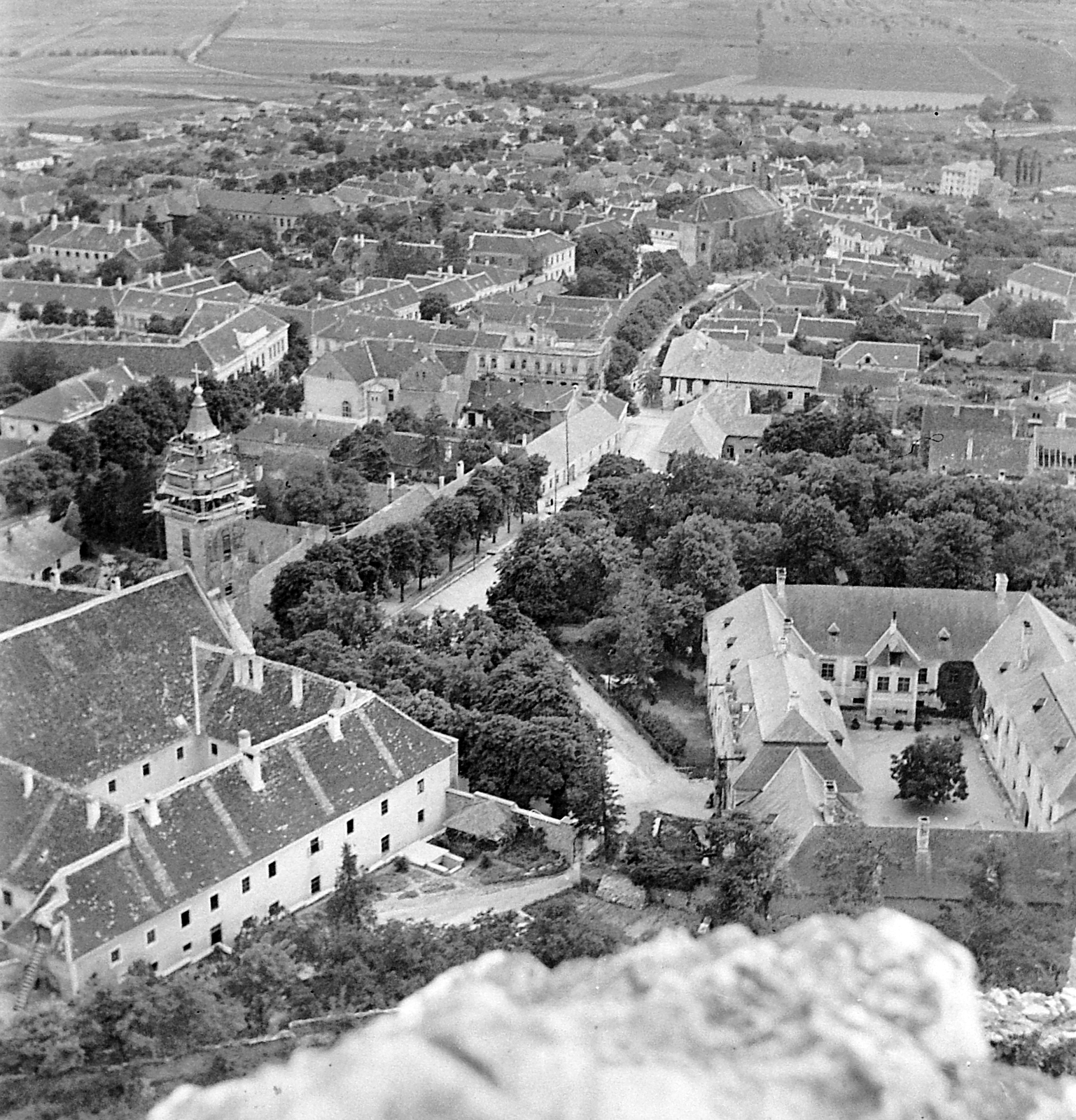 Hungary, Sümeg, belváros a várból nézve, balra a ferences templom és kolostor épületegyüttese, jobbra a Püspöki Palota., 1949, Gyöngyi, picture, Fortepan #1997