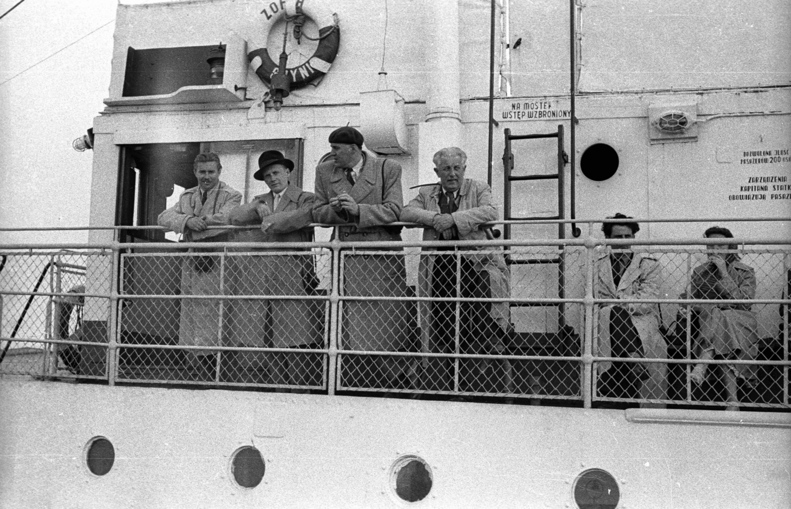 Poland, Chľaba, kikötő., 1959, Bernhardt, coat, railing, men, ship, lifebelt, boat trip, Fortepan #199704
