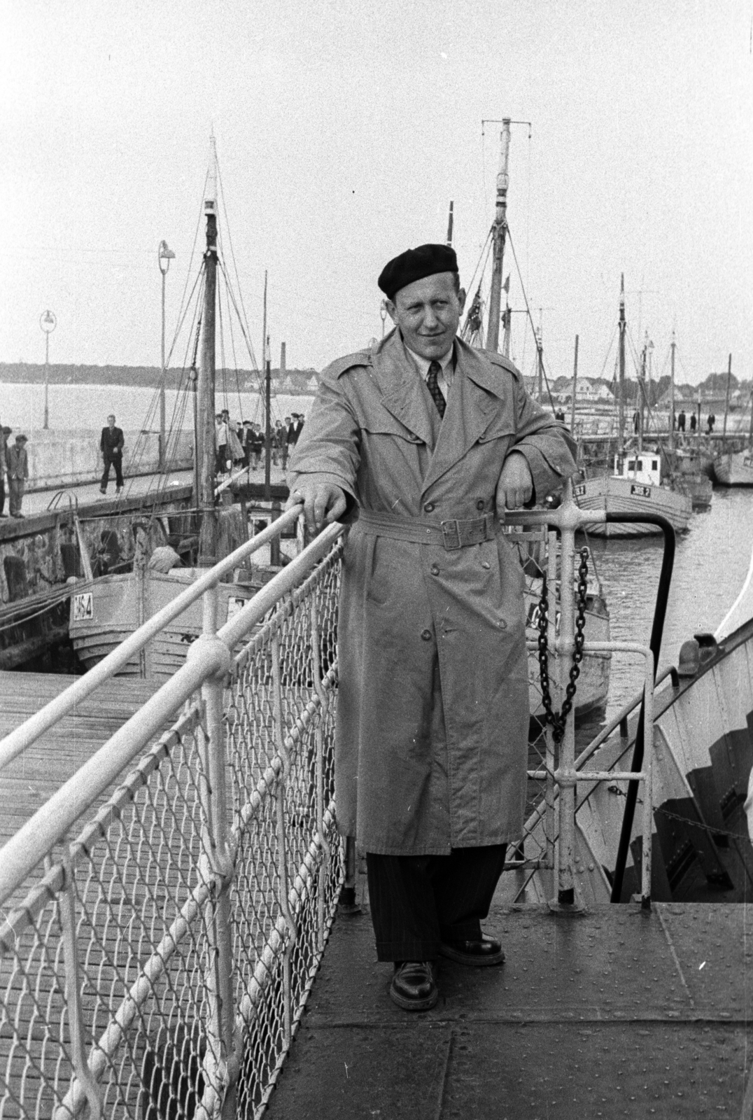 Poland, Chľaba, kikötő., 1959, Bernhardt, man, trench coat, ship, railing, port, Fortepan #199705