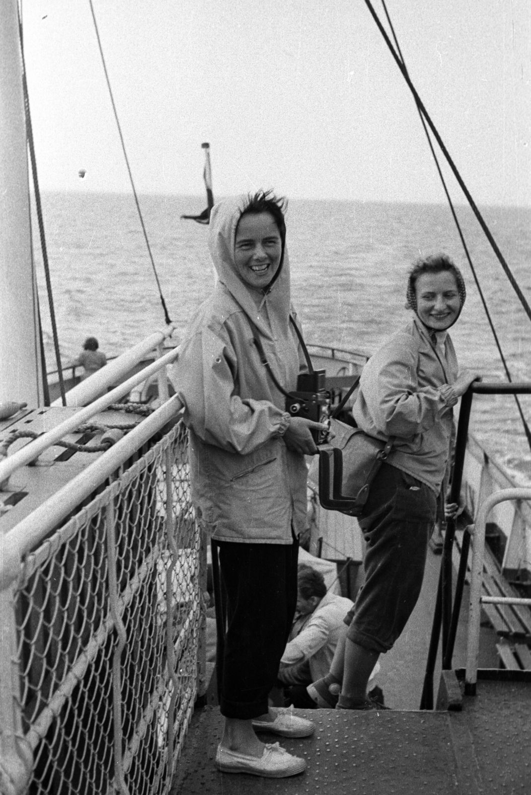 Poland, hajókirándulás a Balti-tengeren a Zofia hajó fedélzetén., 1959, Bernhardt, camera, women, Fortepan #199706