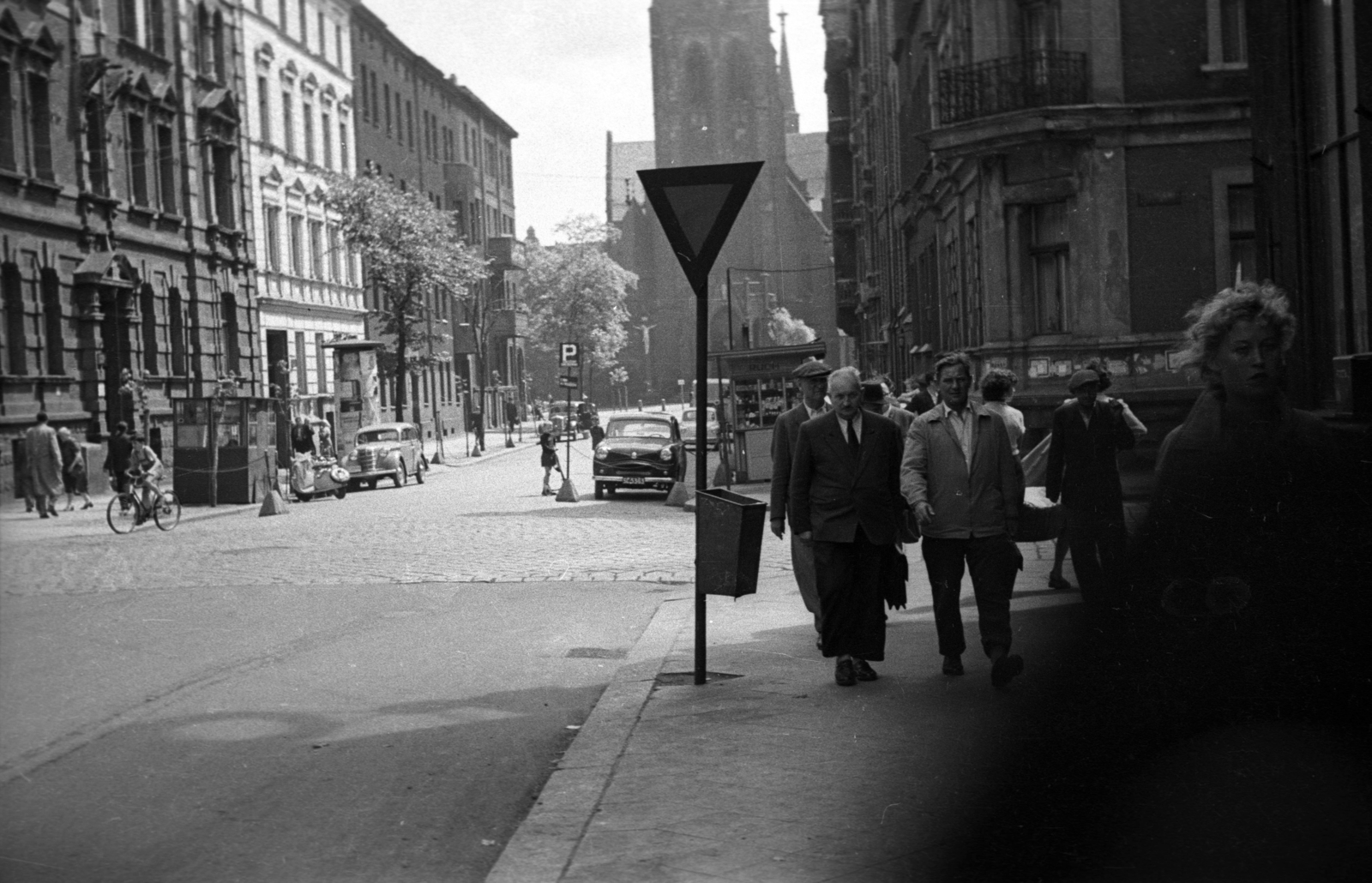 Lengyelország, Katowice, ulica Mariacka az ulica Francuska felé nézve, az utca végén a Szűz Mária Szeplőtelen Fogantatása-templom., 1962, Bernhardt, Fortepan #199708