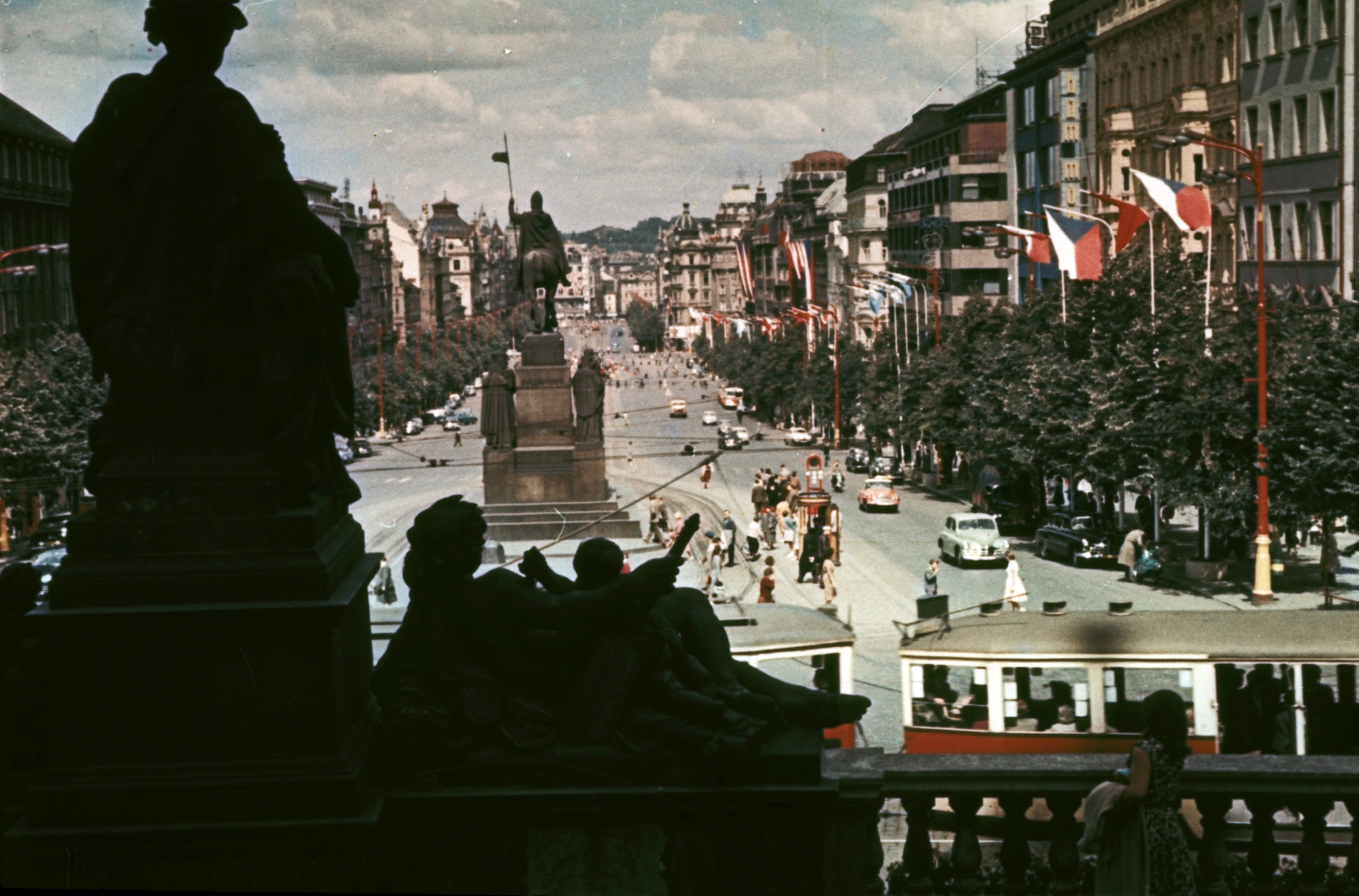 Czech Republik, Prague, Vencel tér (Václavské námestí), a Nemzeti Múzeum felől nézve, középen a Szent Vencel szobor., 1960, Bernhardt, Czechoslovakia, colorful, Fortepan #199712