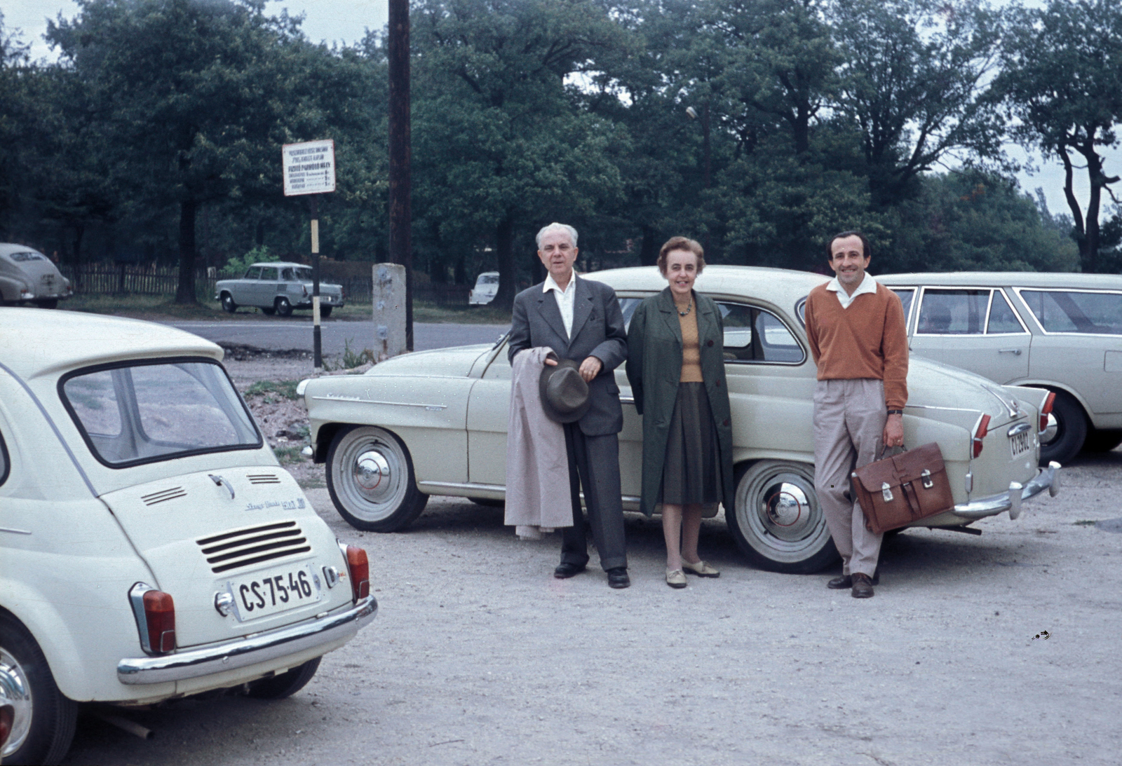 Hungary, Dobogókő, parkoló., 1965, Bernhardt, colorful, Skoda-brand, number plate, hat in hand, briefcase, car park, Fortepan #199714