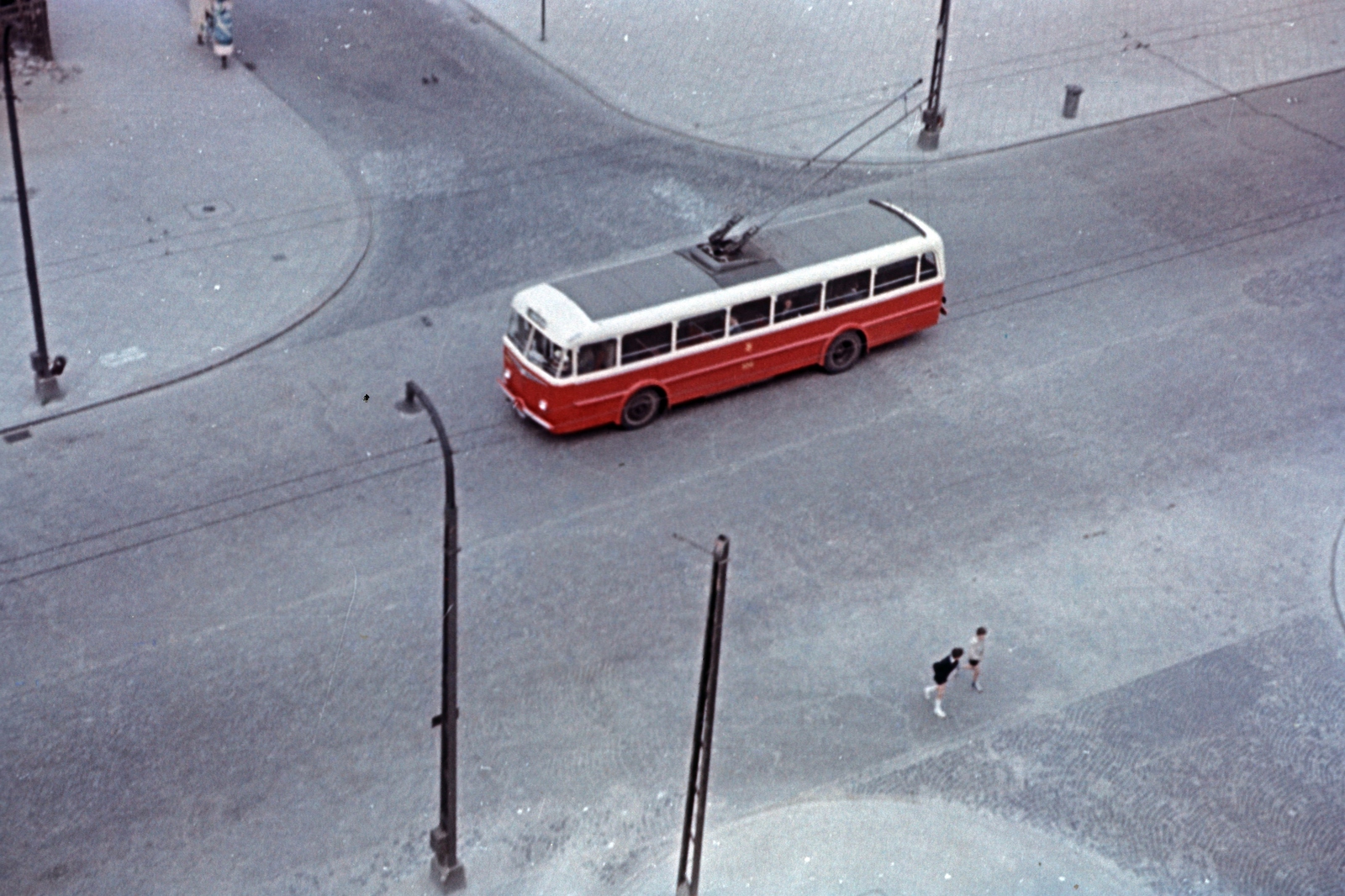 Poland, Warsaw, az ulica Wspólna és az ulica Krucza keresztezödésében egy Škoda 8Tr trolibusz. A felvétel a Grand Hotel Orbis-ból készült., 1959, Bernhardt, colorful, trolley bus, Fortepan #199728