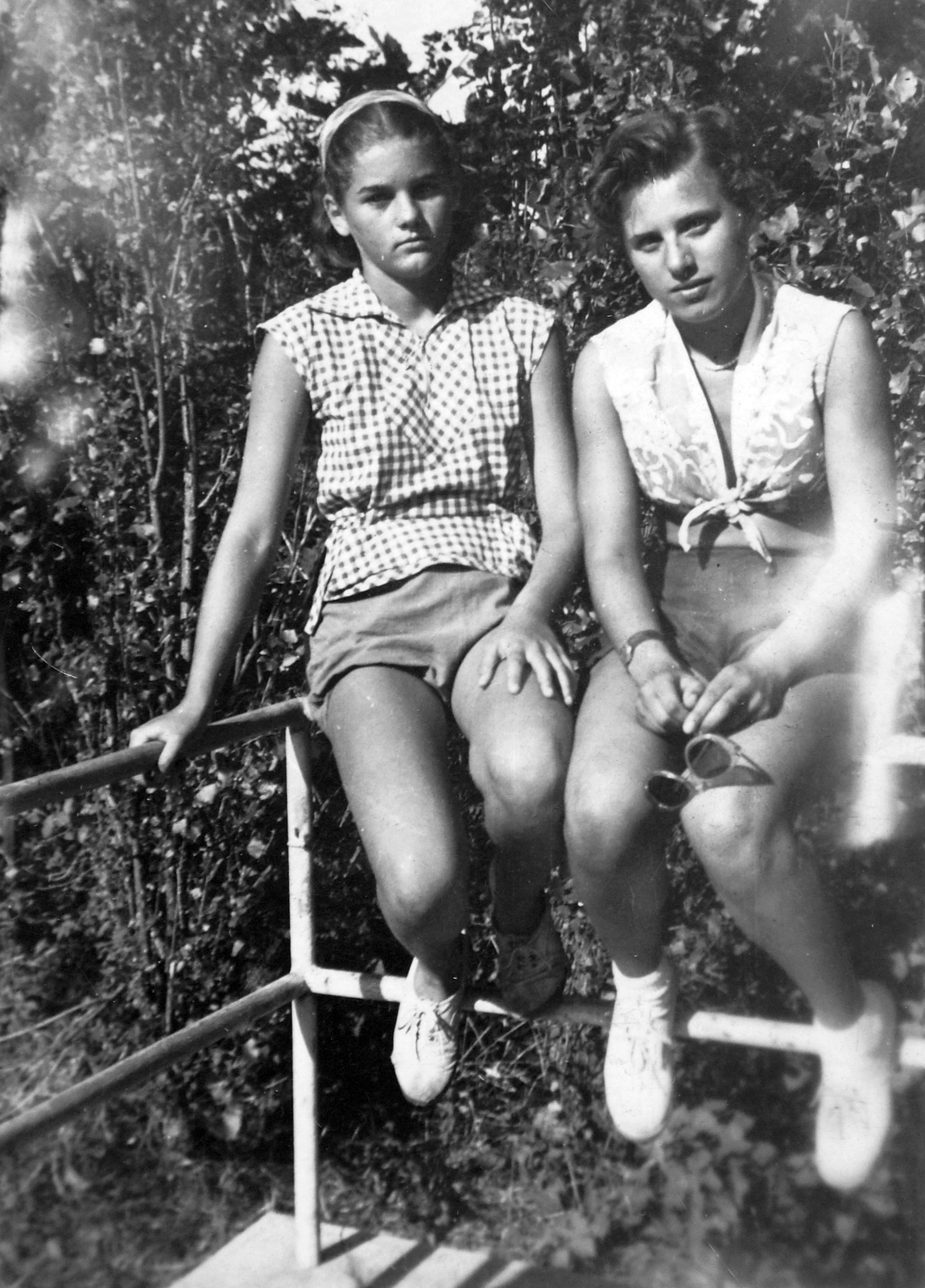1954, Fortepan, portrait, fashion, railing, shades, double portrait, sitting on a handrail, Fortepan #19974