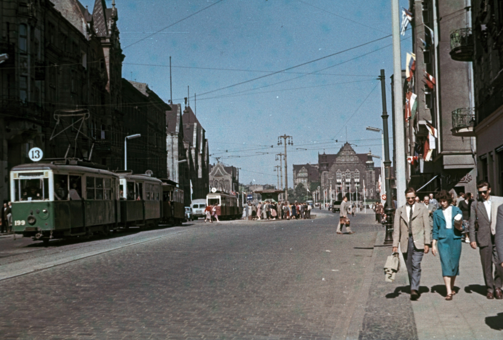 Poland, Poznań, ulica Święty Marcin (ulica Armii Czerwonej) a Plac Adama Mickiewicza felé nézve, a háttérben középen a Mickiewicz egyetem aulája., 1959, Bernhardt, colorful, tram, Fortepan #199748