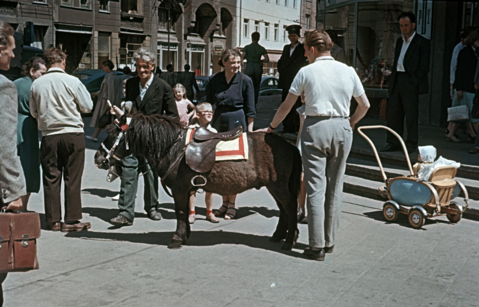 Poland, Poznań, az Okrąglak (Körépület) előtt az ulica Mielżyńskiego felé nézve., 1959, Bernhardt, colorful, baby carriage, saddle, pony, Fortepan #199749