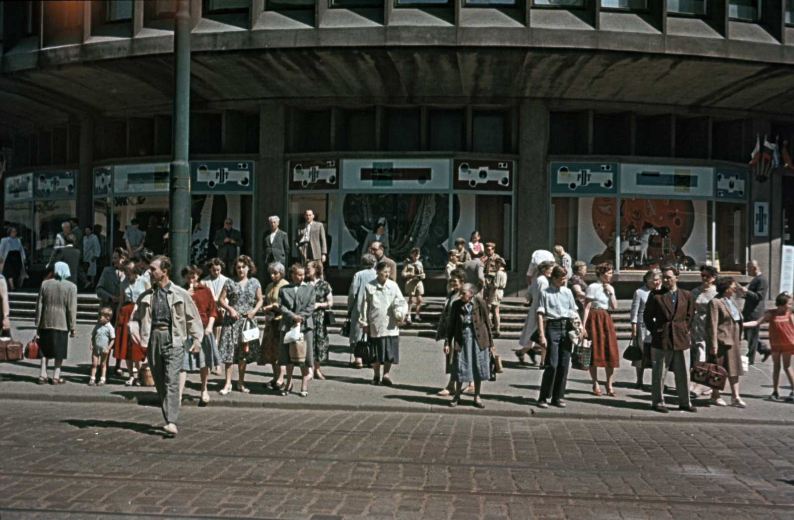 Poland, Poznań, ulica Mielżyńskiego 14., az Okrąglak (Körépület) bejárata előtt., 1959, Bernhardt, colorful, Fortepan #199750