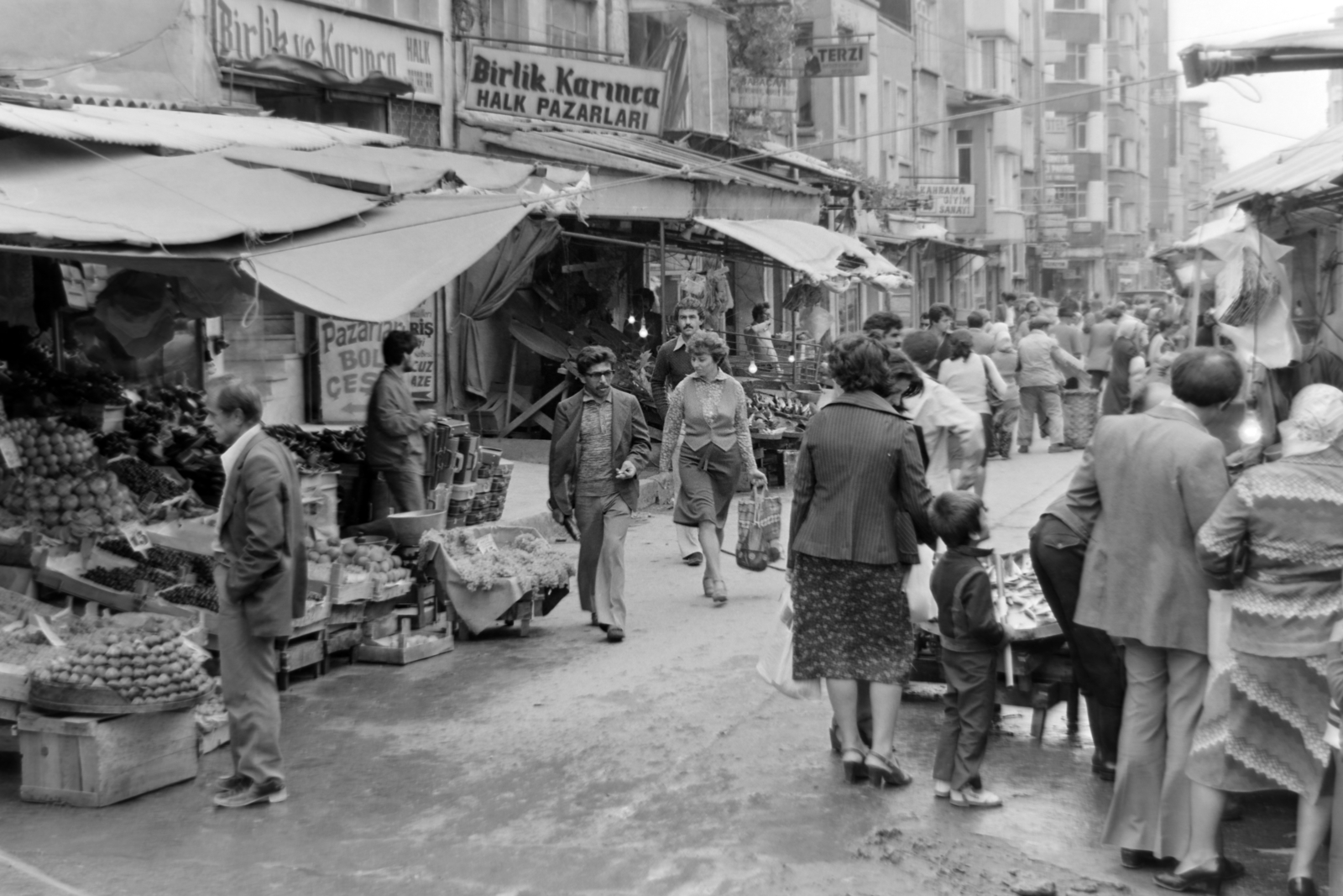 Turkey, Istanbul, 1977, Borbély Mihály, street view, genre painting, fruit seller, Fortepan #199772