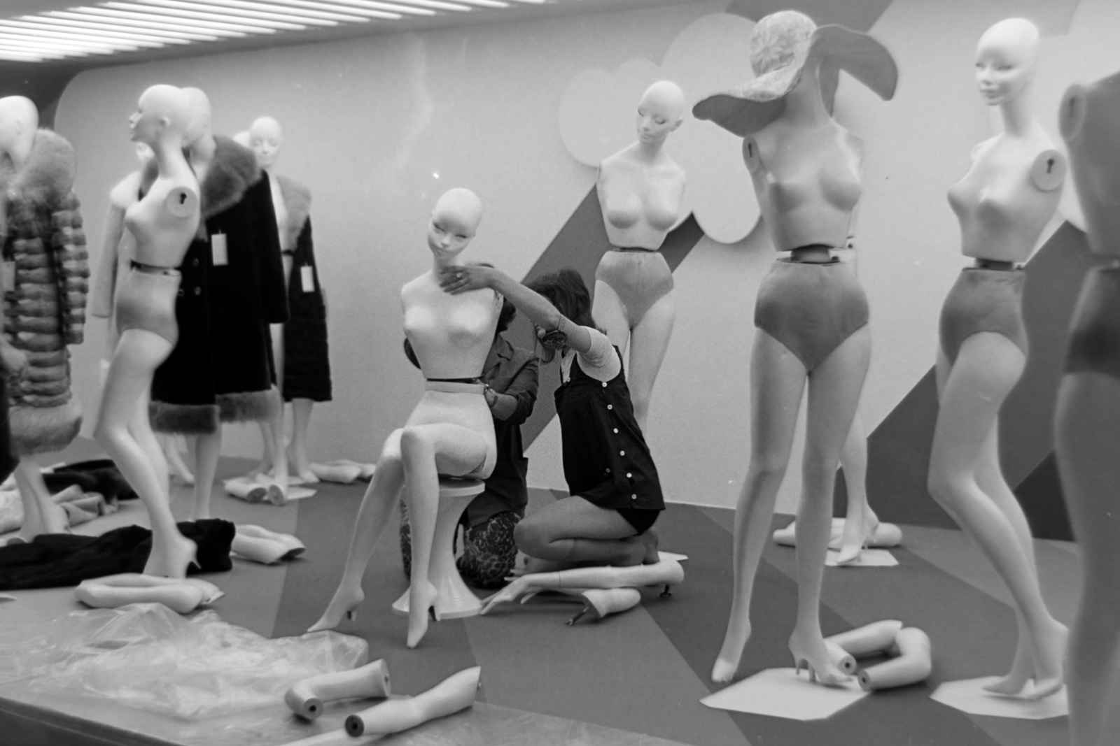 1977, Borbély Mihály, half-naked, female figure, mannequin, fur coat, Show window, Fortepan #199778