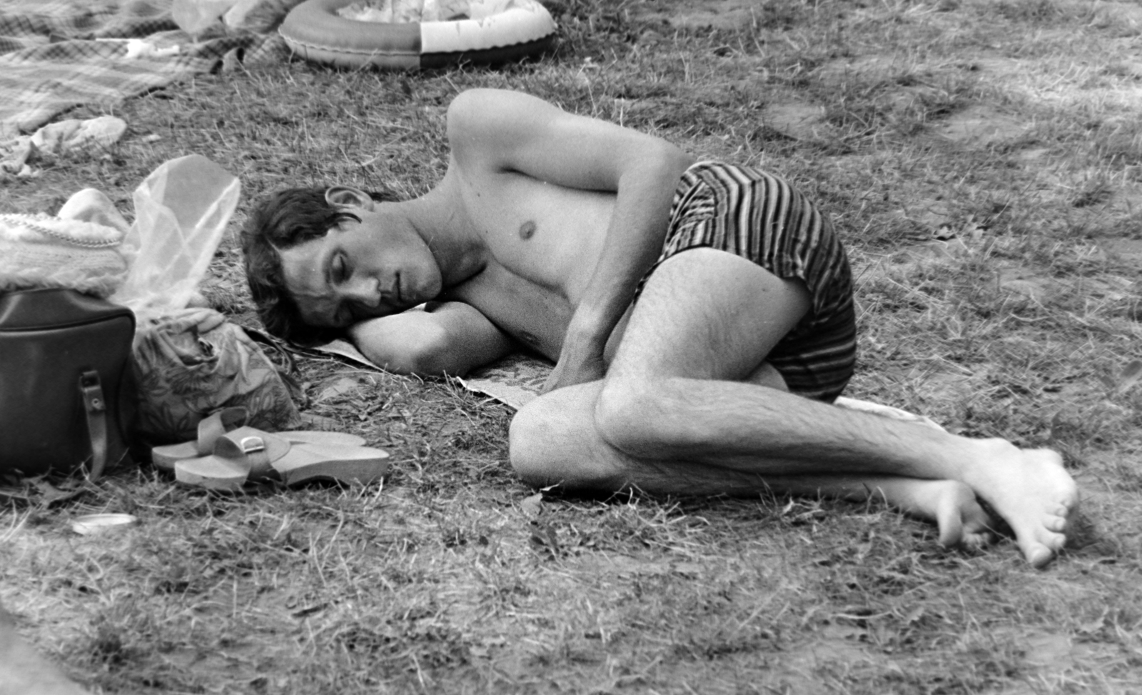 1977, Borbély Mihály, sleeping, beach, slippers, striped dress, Fortepan #199780