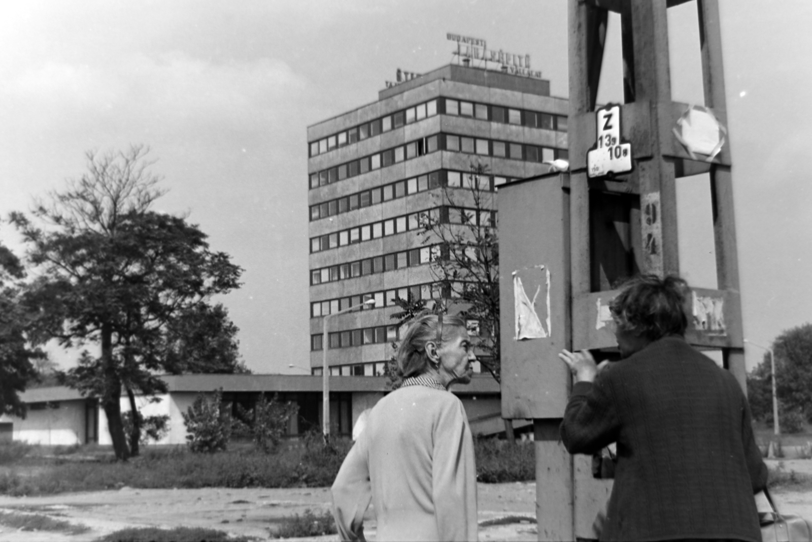 Magyarország, Budapest X., Kőbányai út - Pongrác út sarok, a Budapesti Lakásépítő Vállalat székháza., 1973, Borbély Mihály, Budapest, modern építészet, Fortepan #199783