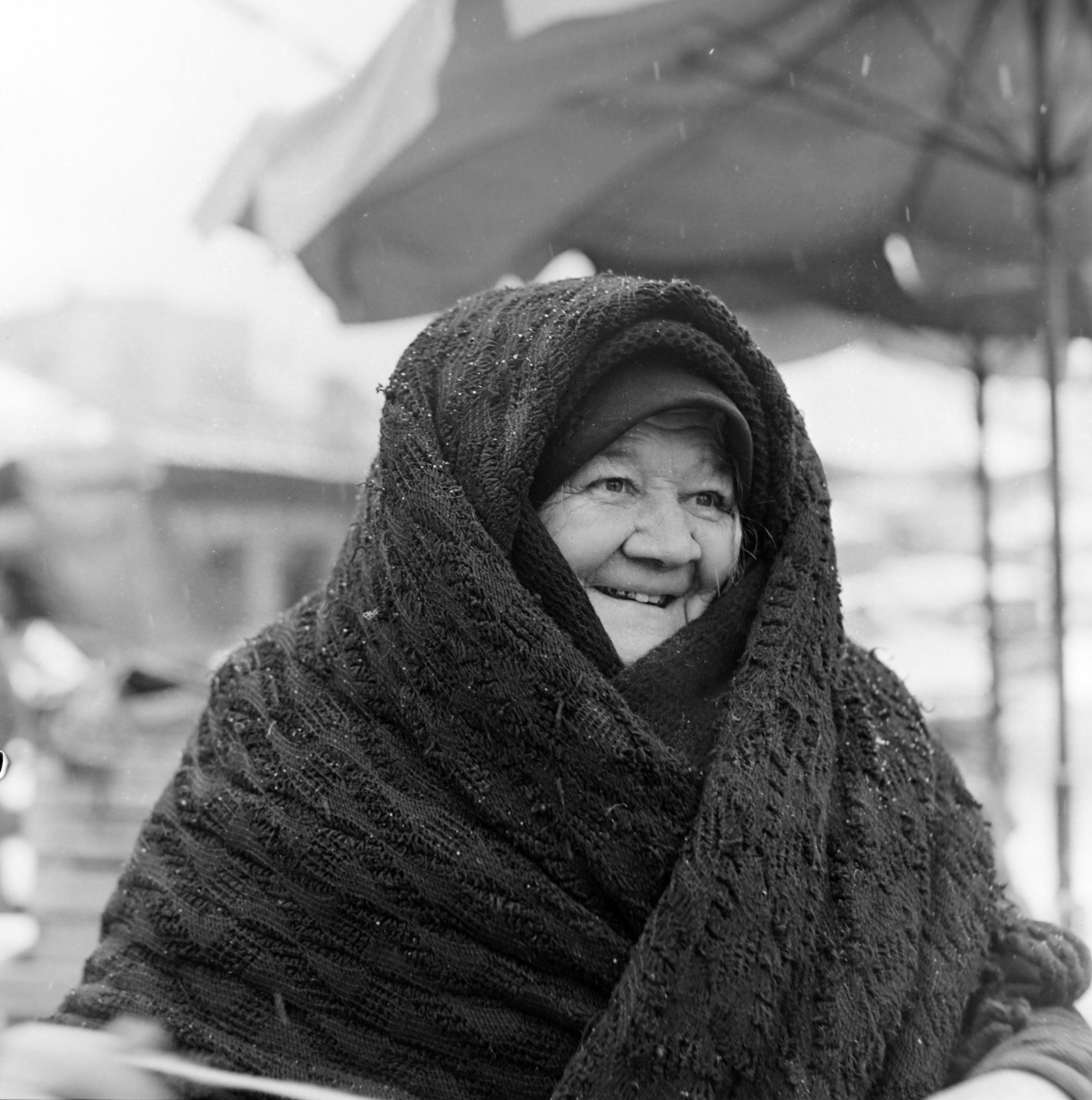 1973, Borbély Mihály, old person, smile, shawl, Fortepan #199795