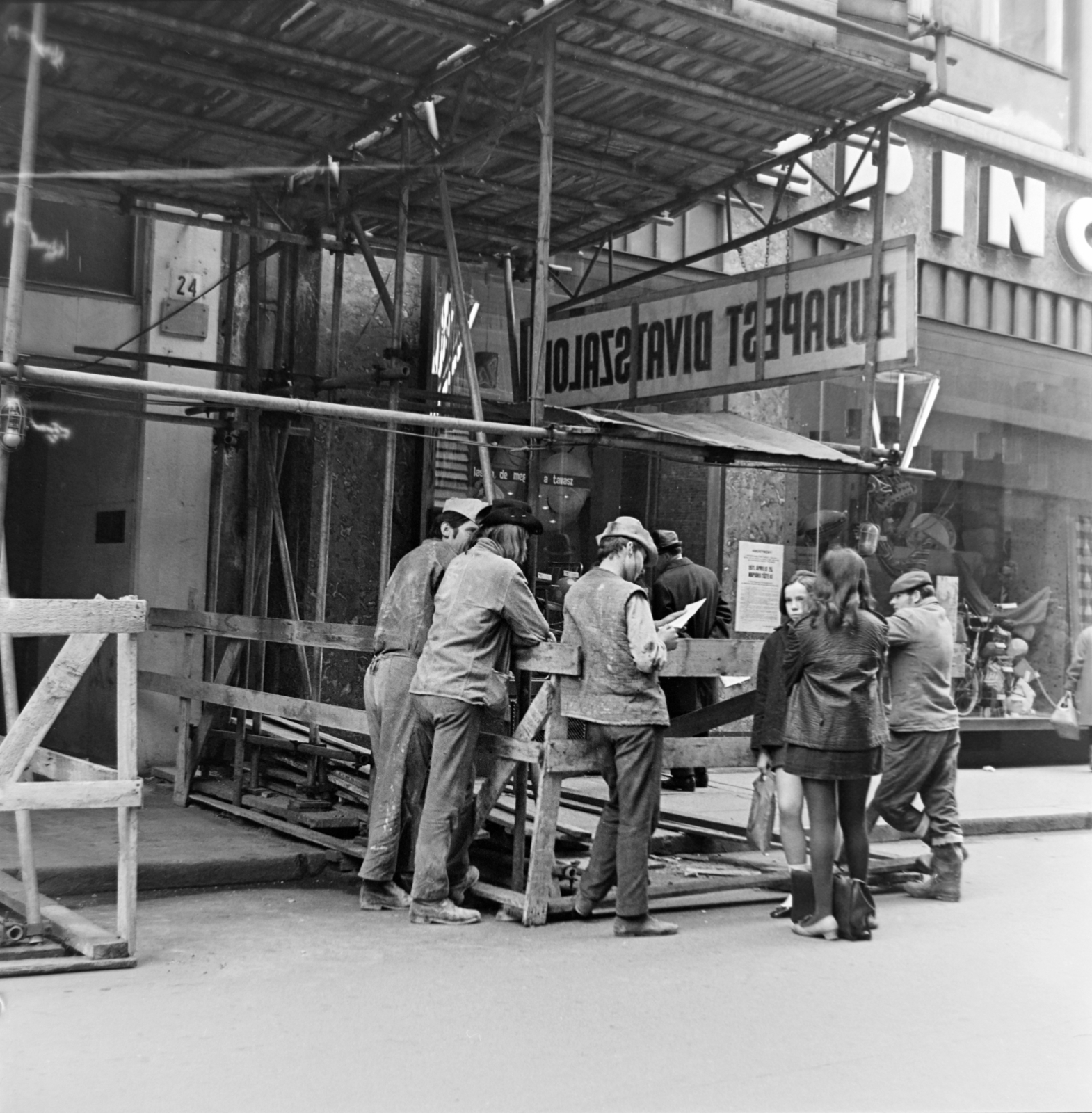 Hungary, Budapest V., Váci utca 24., Budapest Divatszalon., 1971, Borbély Mihály, Budapest, scaffolding, waiting, worker, Fortepan #199799