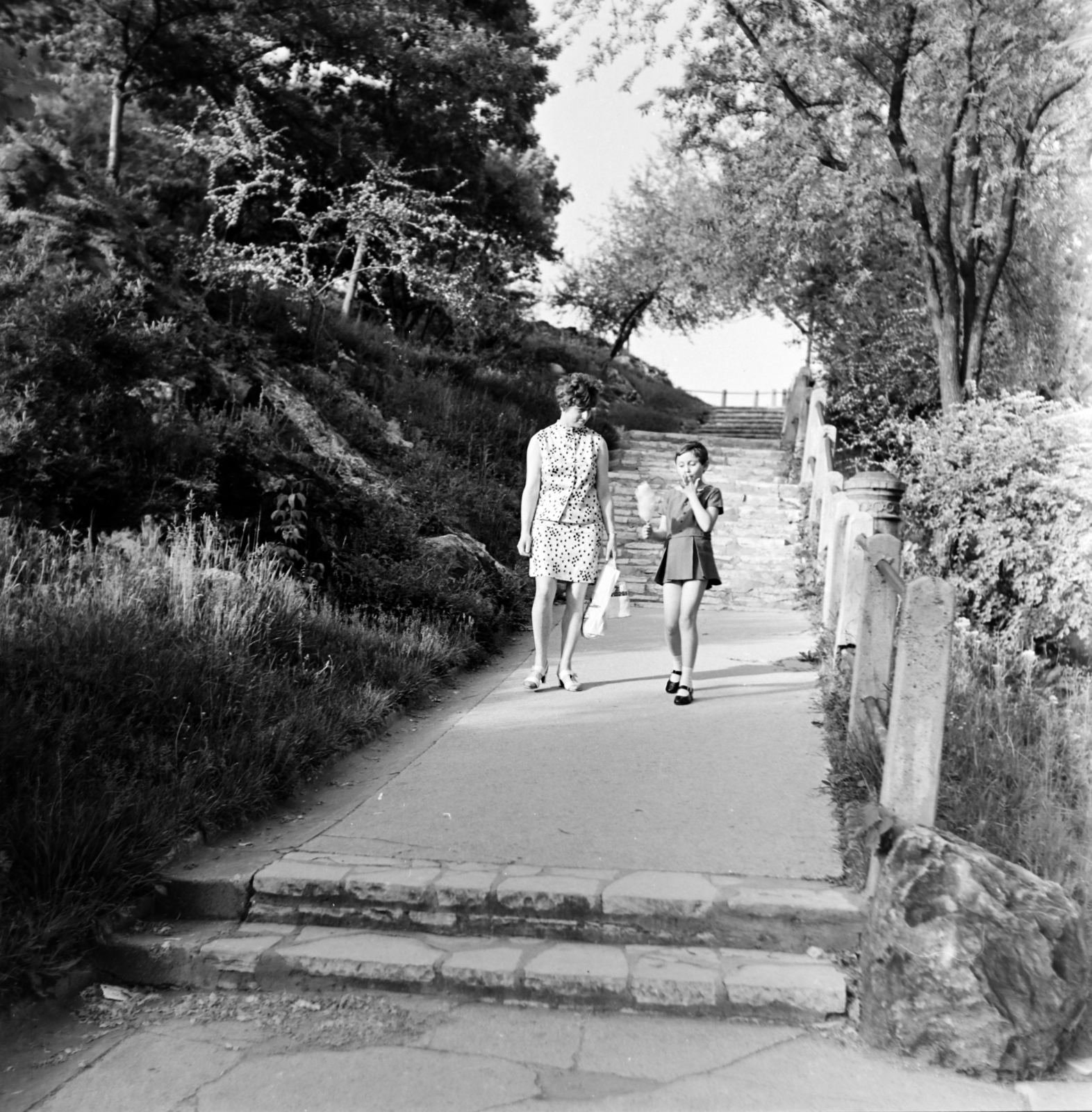 Hungary, Budapest XI., ekkor névtelen, ma Szabó Dezső sétány., 1973, Borbély Mihály, Budapest, candy floss, costume, girl, mother, Fortepan #199801