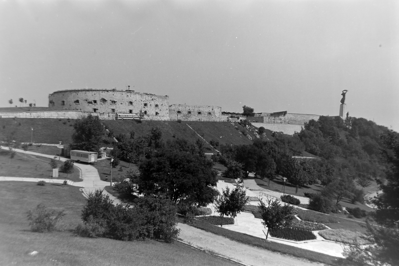 Magyarország, Gellérthegy, Budapest XI., Jubileumi park, fent a Citadella és a Szabadság-szobor., 1973, Borbély Mihály, Budapest, műemlék, látkép, Fortepan #199802