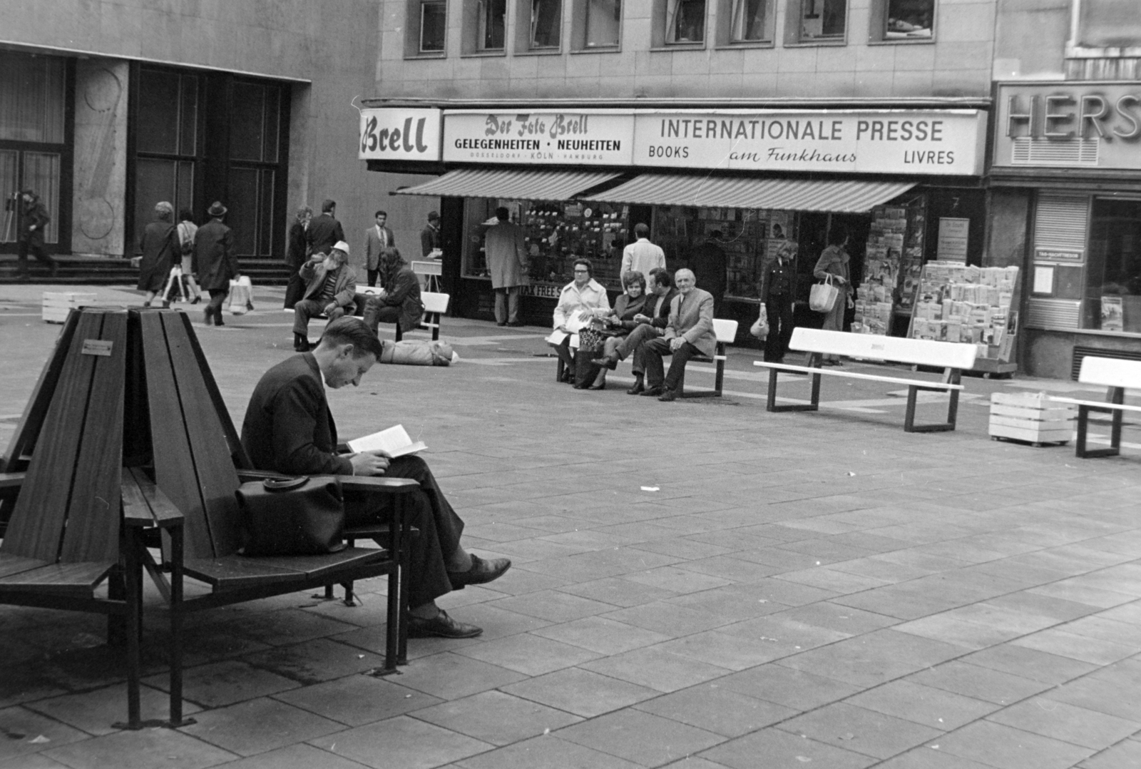 Germany, Köln, Wallrafplatz., 1970, Borbély Mihály, FRG, book store, bench, german text, reading, french sign, English sign, Fortepan #199807