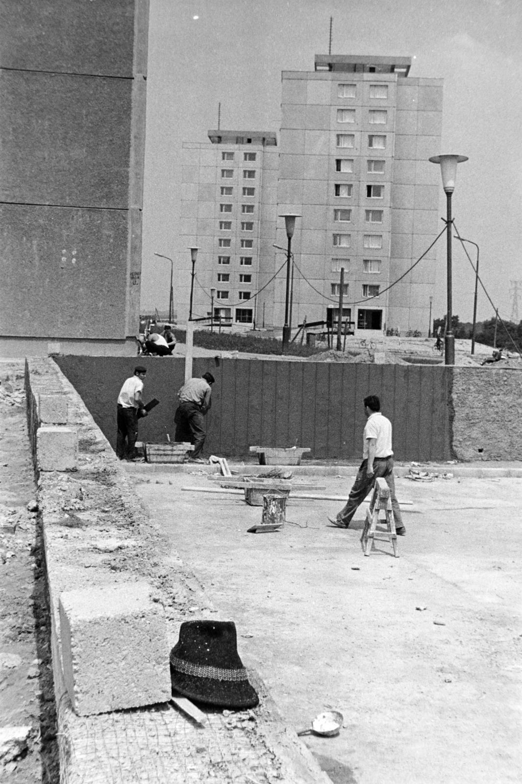 Hungary, Dunaújváros, Weiner Tibor körút, bal szélen az 1-7., szemben a 2., mögötte a 4. számú épület., 1970, Borbély Mihály, blocks, construction, Fortepan #199813