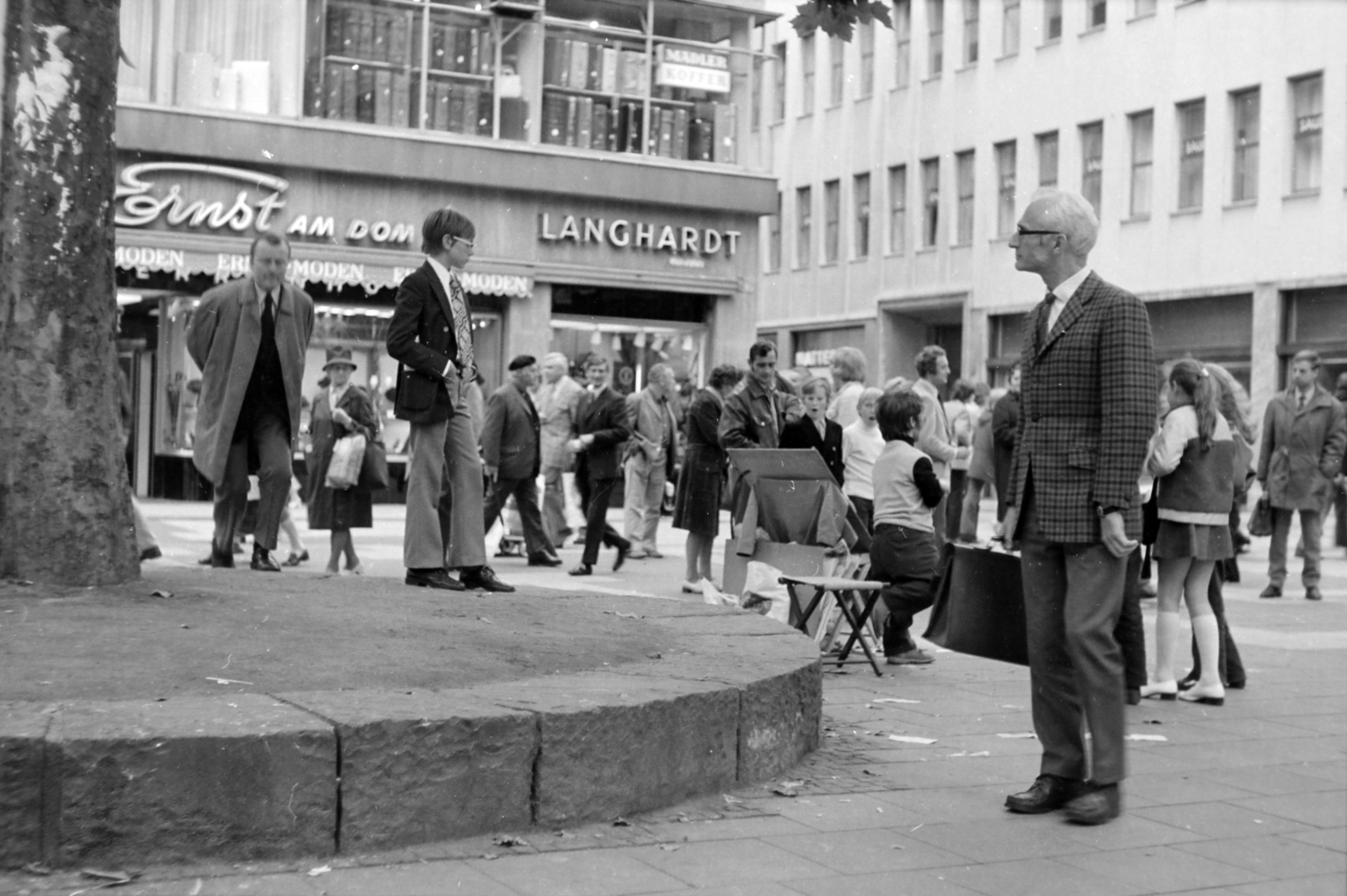 Németország, Köln, Wallrafplatz., 1970, Borbély Mihály, tér, utcai portrérajzoló, törpenövés, Fortepan #199815