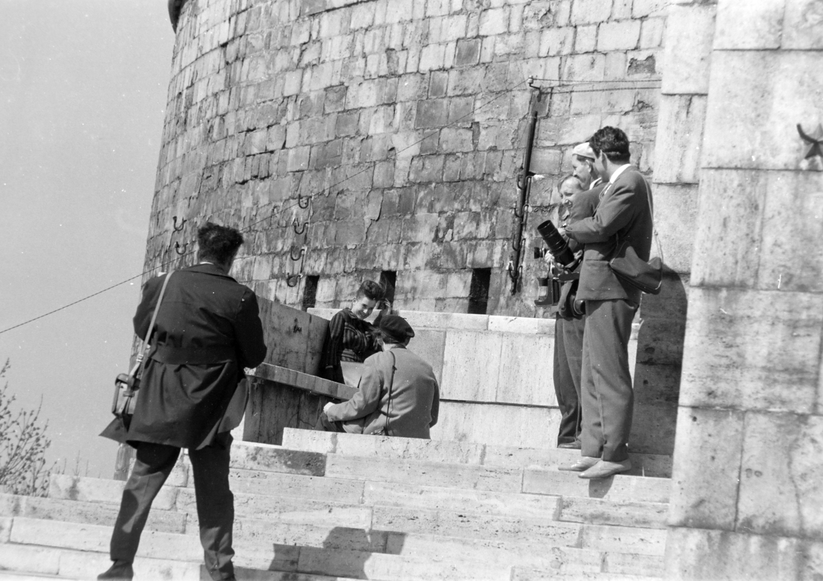 Hungary, Budapest XI., a felvétel a Felszabadulási Emlékműnél, a Szabadság szobor talapzatánál készült. Háttérben a Citadella., 1967, Borbély Mihály, Budapest, fashion photography, Fortepan #199817