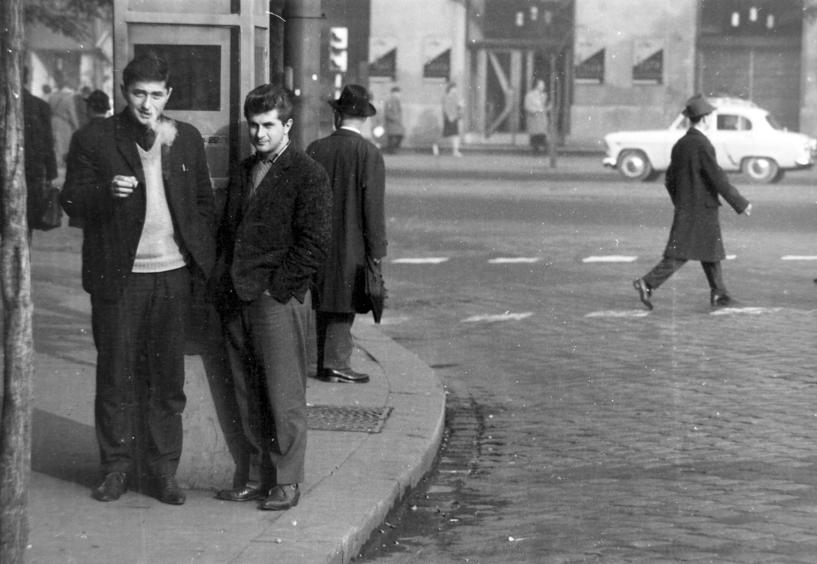 Magyarország, Budapest V.,Budapest XIII., Szent István körút - Nyugati (Marx) tér találkozása, háttérben a Nyugati (Marx) tér 5., az Express büfé., 1962, Borbély Mihály, Budapest, gyalogátkelő, Fortepan #199831