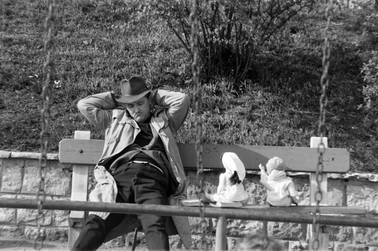 Hungary, Budapest XI., játszótér a Gellért Gyógyfürdővel szemben a későbbi Szabó Dezső sétányon., 1969, Borbély Mihály, bench, sleeping, Budapest, hands behind the head, Fortepan #199836