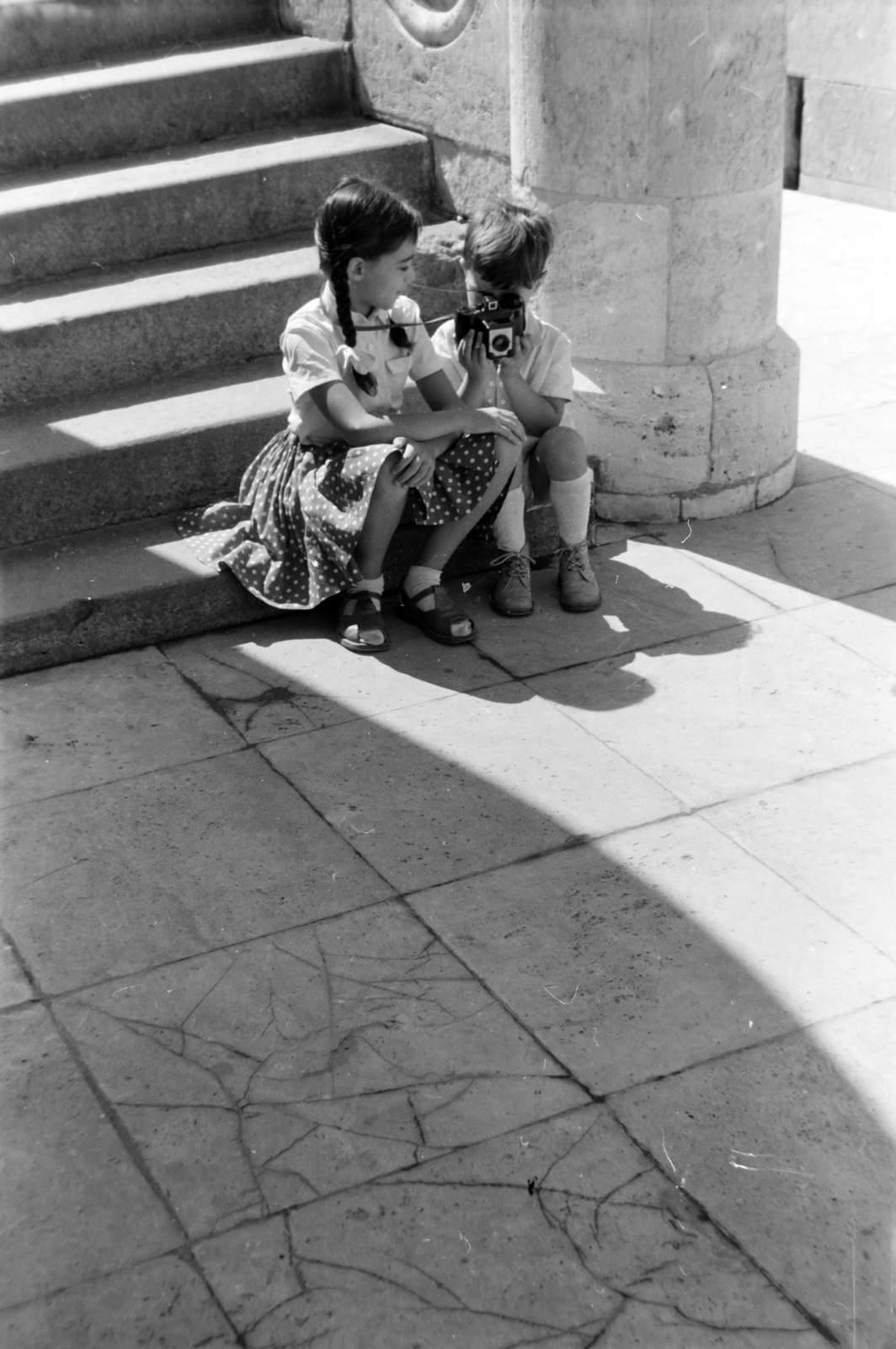 Hungary, Halászbástya, Budapest I., 1963, Borbély Mihály, Budapest, kids, camera, sitting on stairs, Fortepan #199843