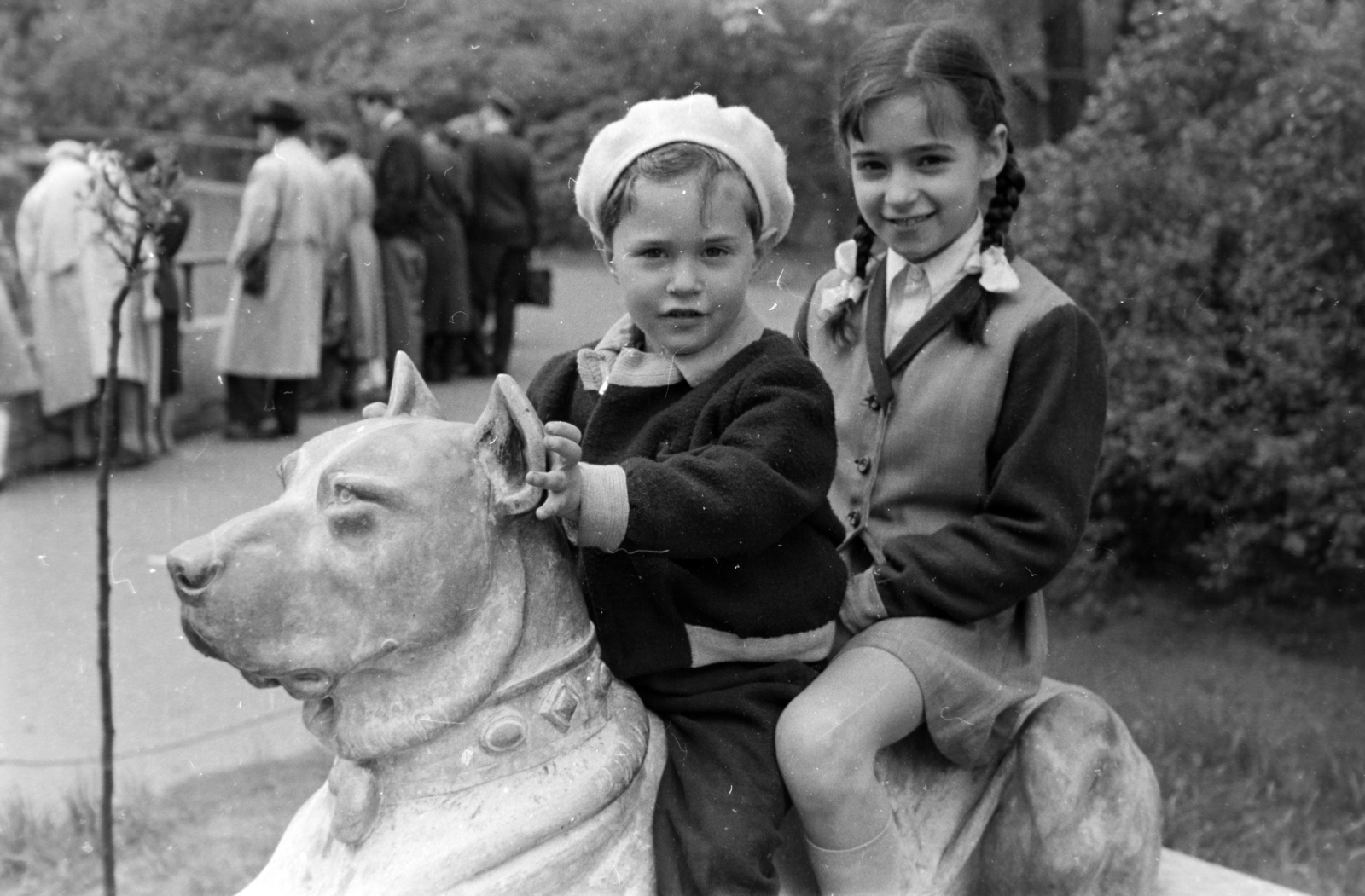 Hungary, Budapest XIV., Fekvő kutya, Istók János szobrász alkotása., 1963, Borbély Mihály, Budapest, ribbon, kids, brothers, sitting on a sculpture, Fortepan #199848