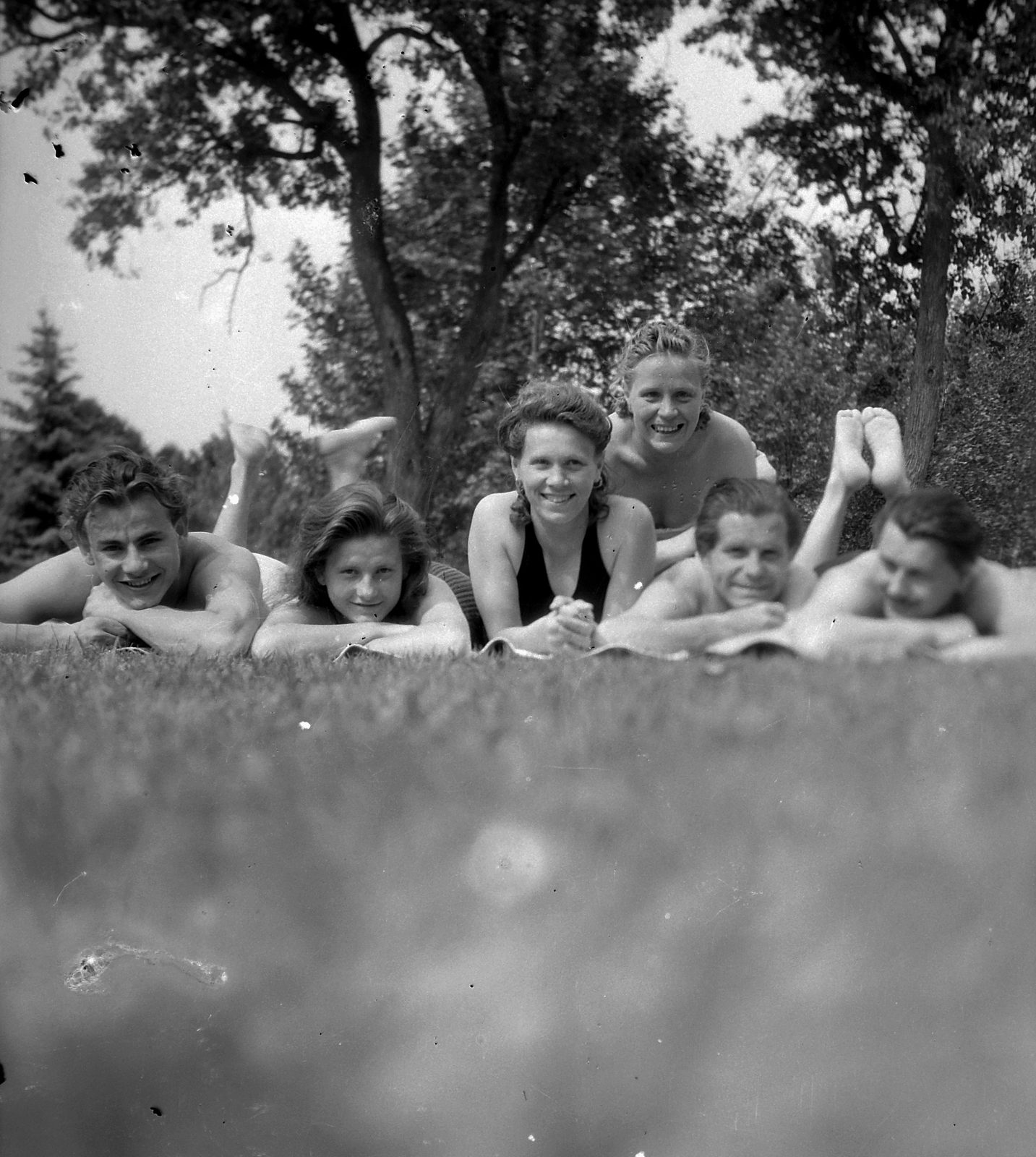 1938, Fortepan, tableau, smile, prop up on elbows, lying on stomach, Fortepan #19990