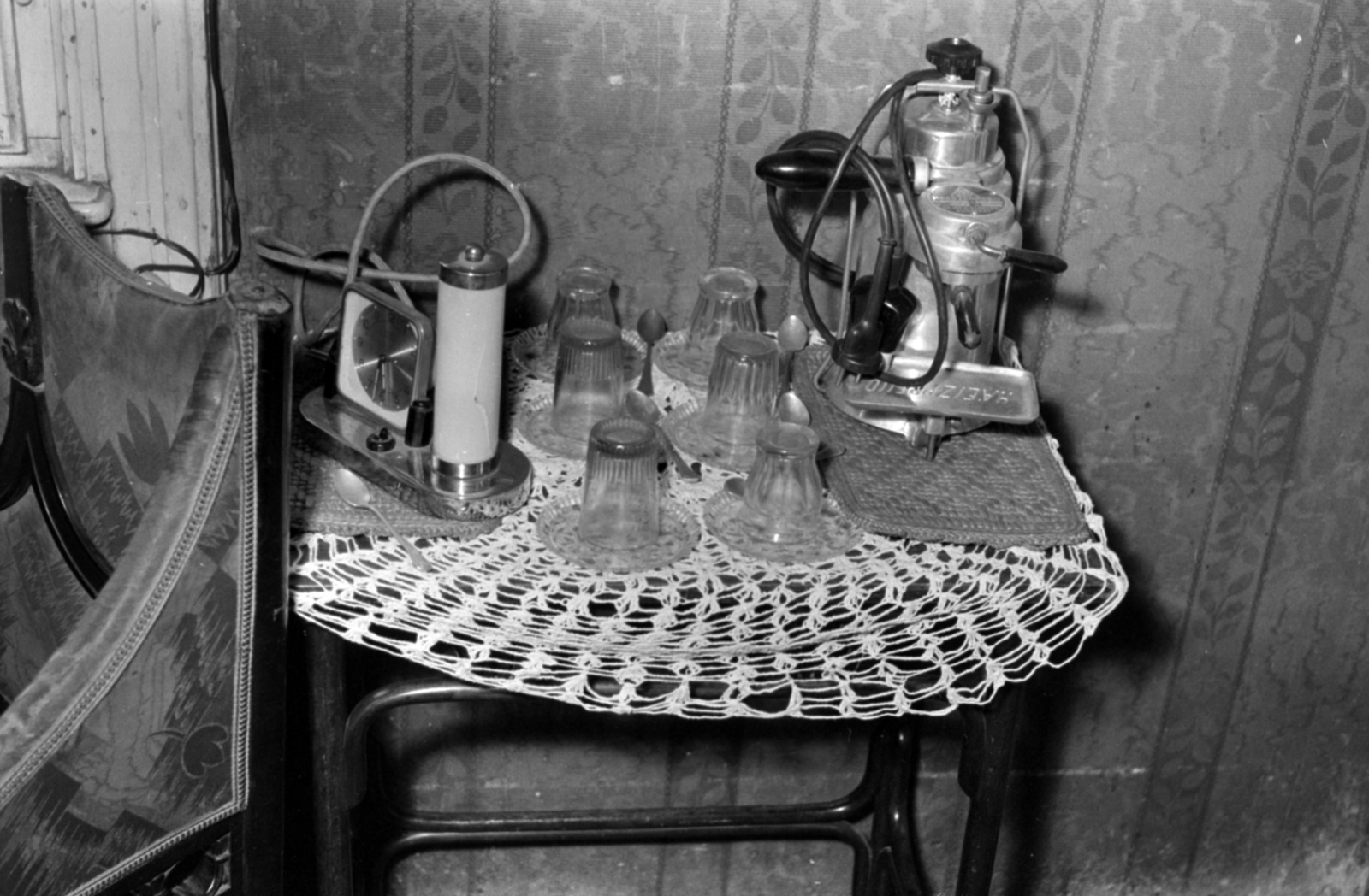 A kép forrását kérjük így adja meg: Fortepan / Budapest Főváros Levéltára. Levéltári jelzet: HU.BFL.XV.19.c.10, 1960, Budapest Főváros Levéltára / BRFK helyszínelési fényképei, BRFK Hivatala Bűnügyi Technikai Osztály, watch, glass, coffee maker, still life, Fortepan #199906