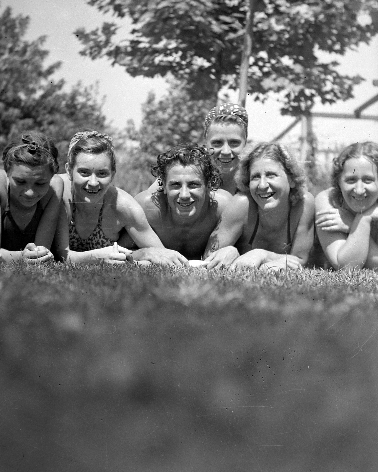 1938, Fortepan, tableau, smile, prop up on elbows, lying on stomach, Fortepan #19991