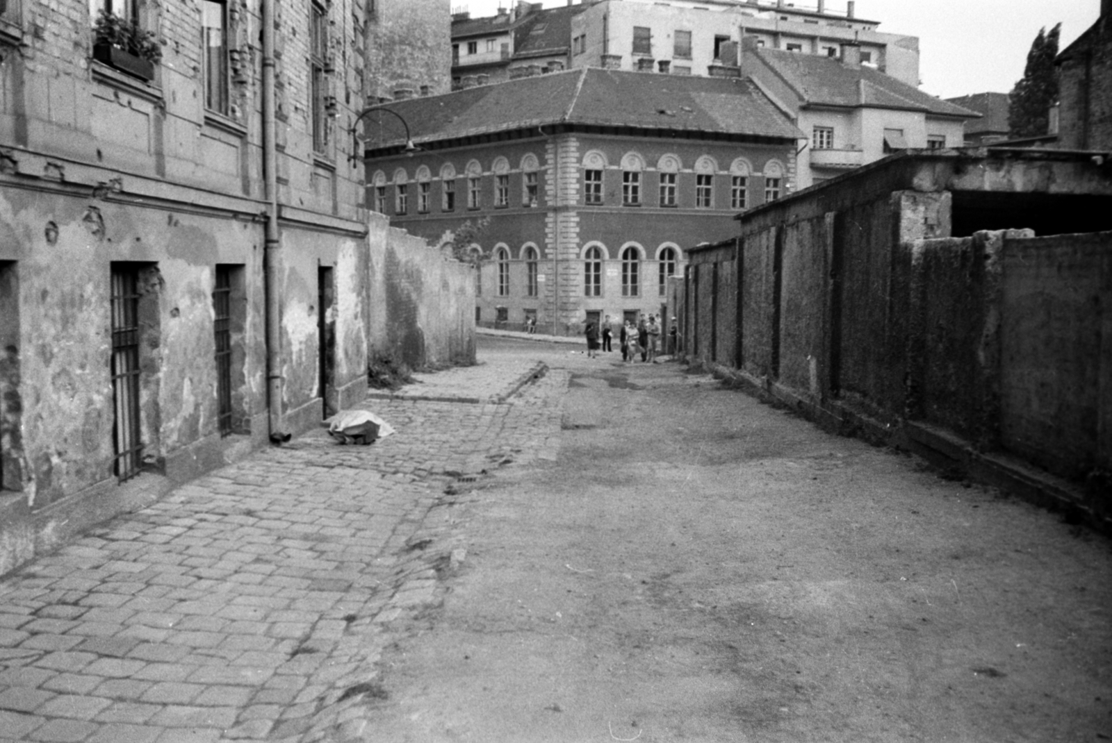 Hungary, Budapest II., névtelen köz a Csalogány utca 53. számú ház mellett a Bakfark Bálint (Iparos tanuló) utca - Varsányi Irén utca sarok felé nézve. A kép forrását kérjük így adja meg: Fortepan / Budapest Főváros Levéltára. Levéltári jelzet: HU.BFL.XV.19.c.10, 1960, Budapest Főváros Levéltára / BRFK helyszínelési fényképei, BRFK Hivatala Bűnügyi Technikai Osztály, Budapest, brick wall, Fortepan #199922