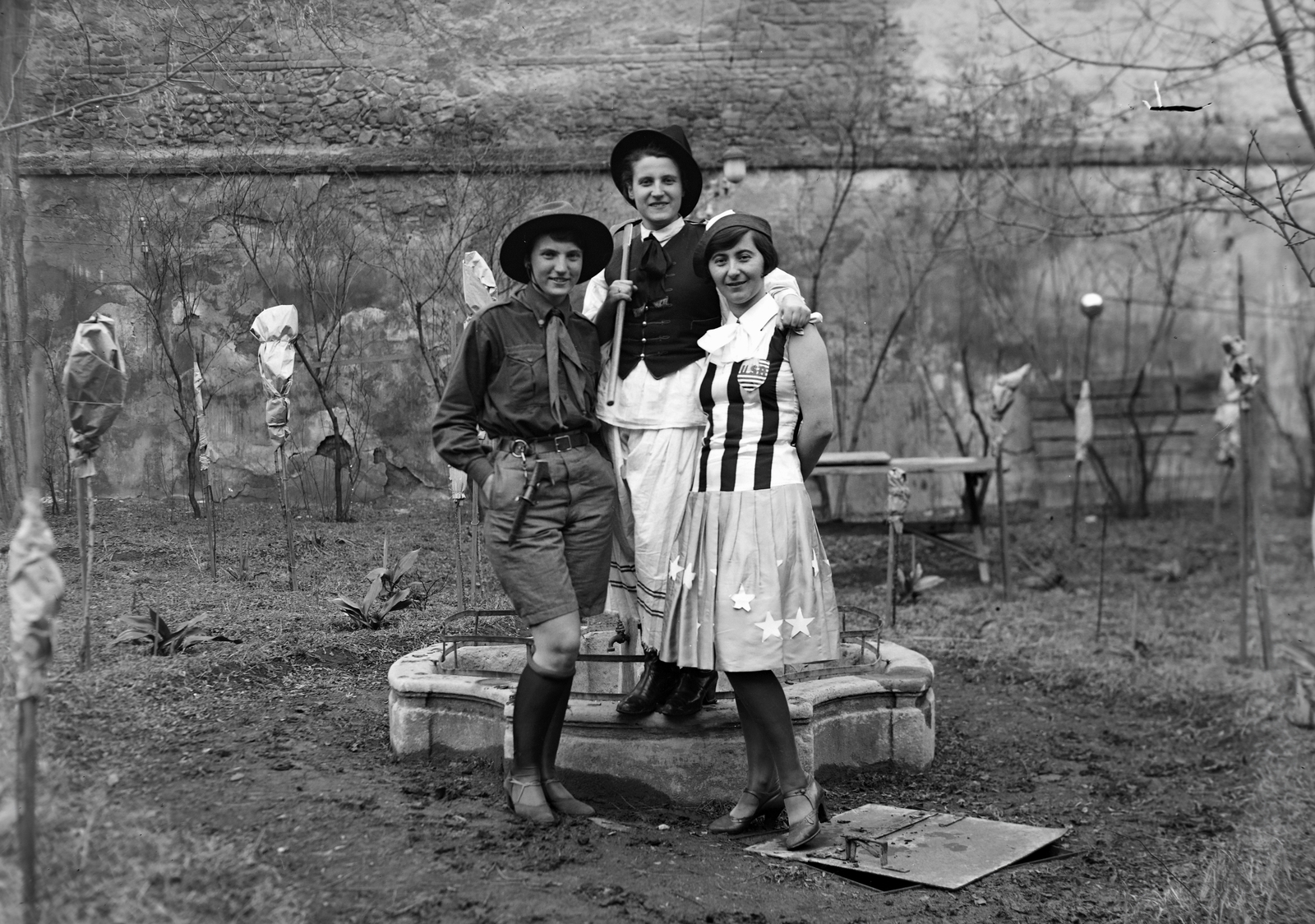 1929, Privát Fotó és Film Archívum-Höfler Tibor gyűjtemény, szökőkút, kert, csoportkép, nők, jelmez, cserkész, cross-dressing, Fortepan #20008