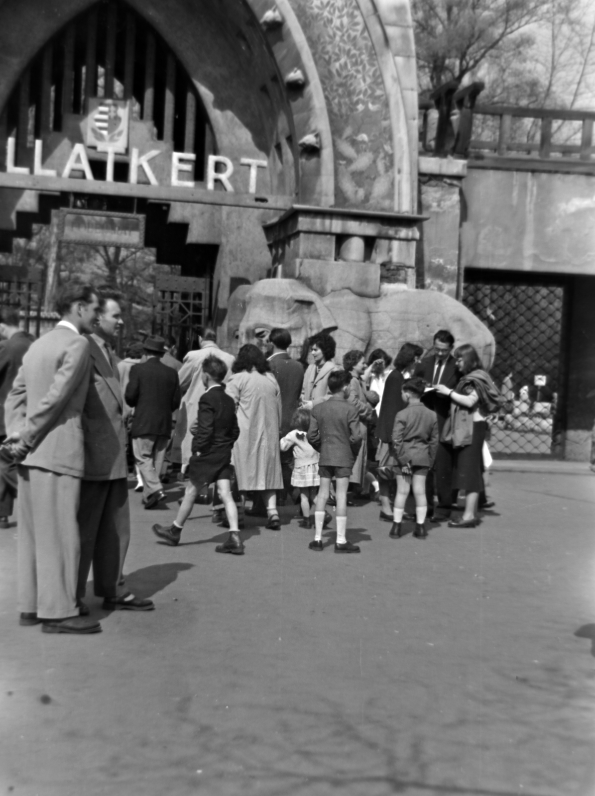 Magyarország, Városliget,Állatkert, Budapest XIV., főbejárat., 1957, Dénes János, állatkert, Budapest, elefánt, Kossuth címer, címer, Fortepan #200098