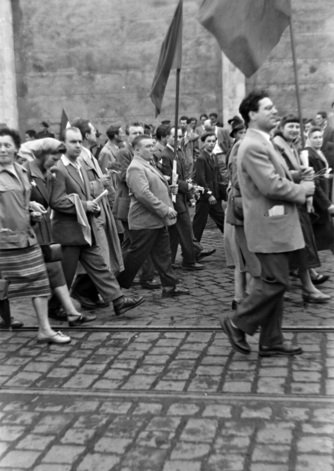 Hungary, Budapest XIV., Dózsa György út az Állatkert előtt, a felvonulók a Hősök tere felé haladnak., 1957, Dénes János, march, Budapest, Fortepan #200099