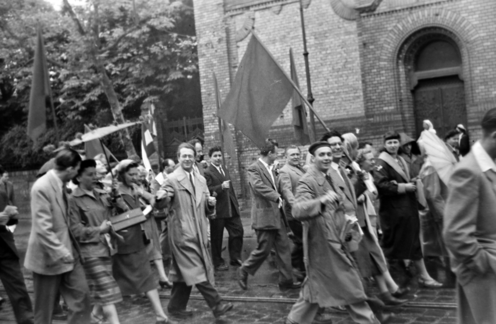 Magyarország, Budapest XIII., Dózsa György út a Tüzér utcai kereszteződésnél. A felvonulók a Zsinagóga előtt haladnak a Hősök tere felé., 1957, Dénes János, Budapest, felvonulás, Fortepan #200101