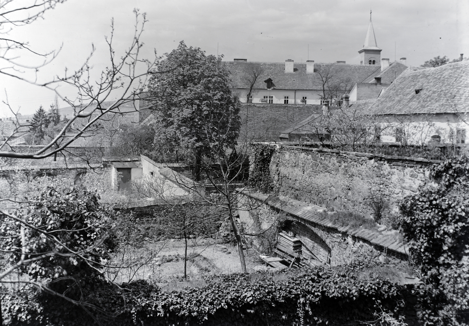 Magyarország, Pécs, kilátás a Ferencesek utcája egyik házából, háttérben jobbra a Miasszonyunk zárdatemplom tornya., 1929, Privát Fotó és Film Archívum-Höfler Tibor gyűjtemény, Fortepan #20011