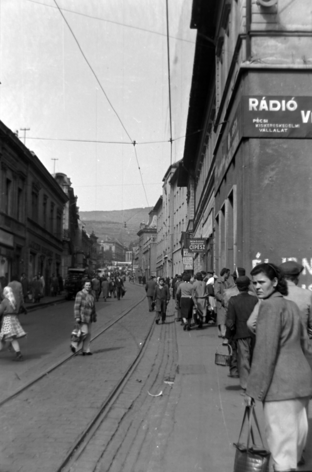 Magyarország, Pécs, Irgalmasok utcája (Bem utca) a Kossuth tértől a Széchenyi tér felé nézve., 1957, Dénes János, utcakép, sínpálya, Fortepan #200110